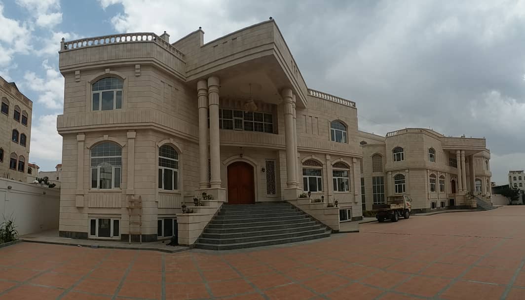 للبيع فيلاتين توأم في حوش واحد مساحة 60 لبنه حر في صنعاء - حي الوزير