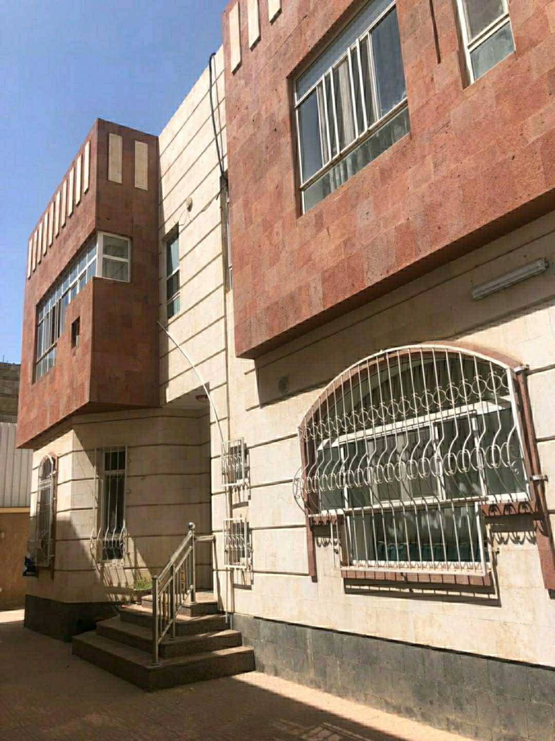 فلتين داخل حوش واحد خلف مستشفى الاسرة