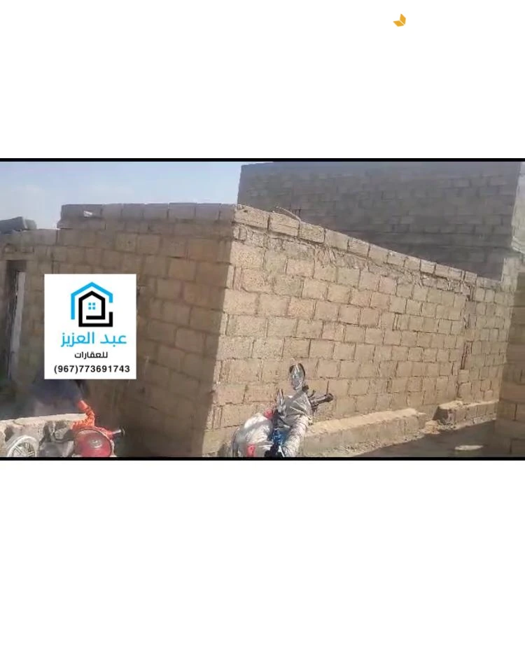 للبيع ارض فيها بيت شعبي  في صنعاء ضواحي همدان المحجر