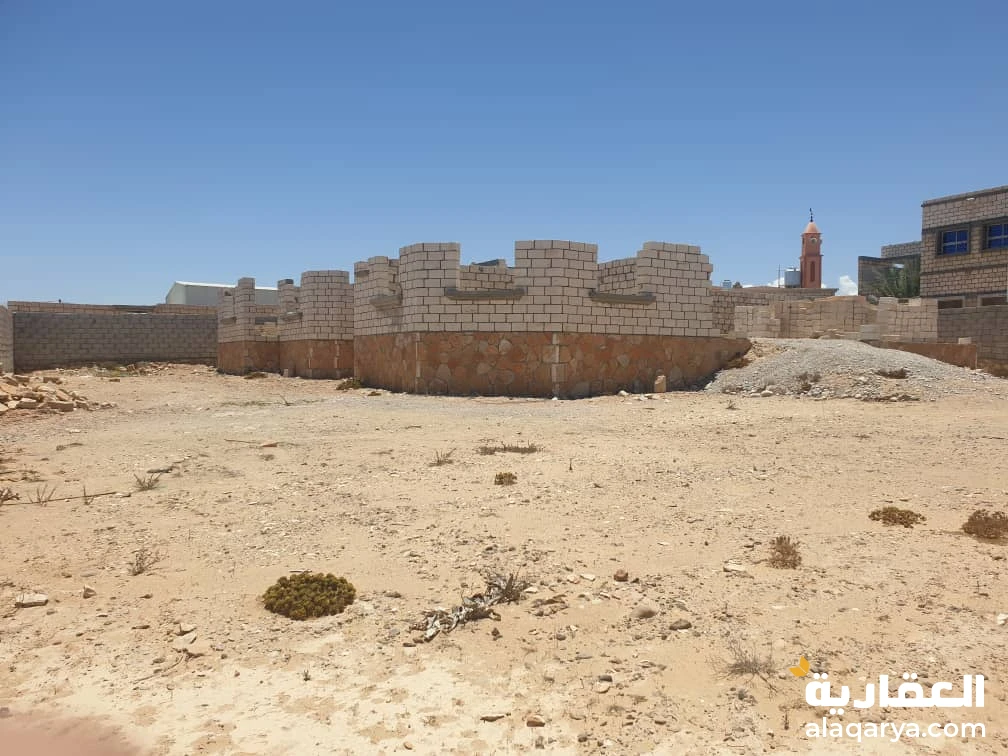 أرض مع بيت للبيع مع اطلالة على البحر