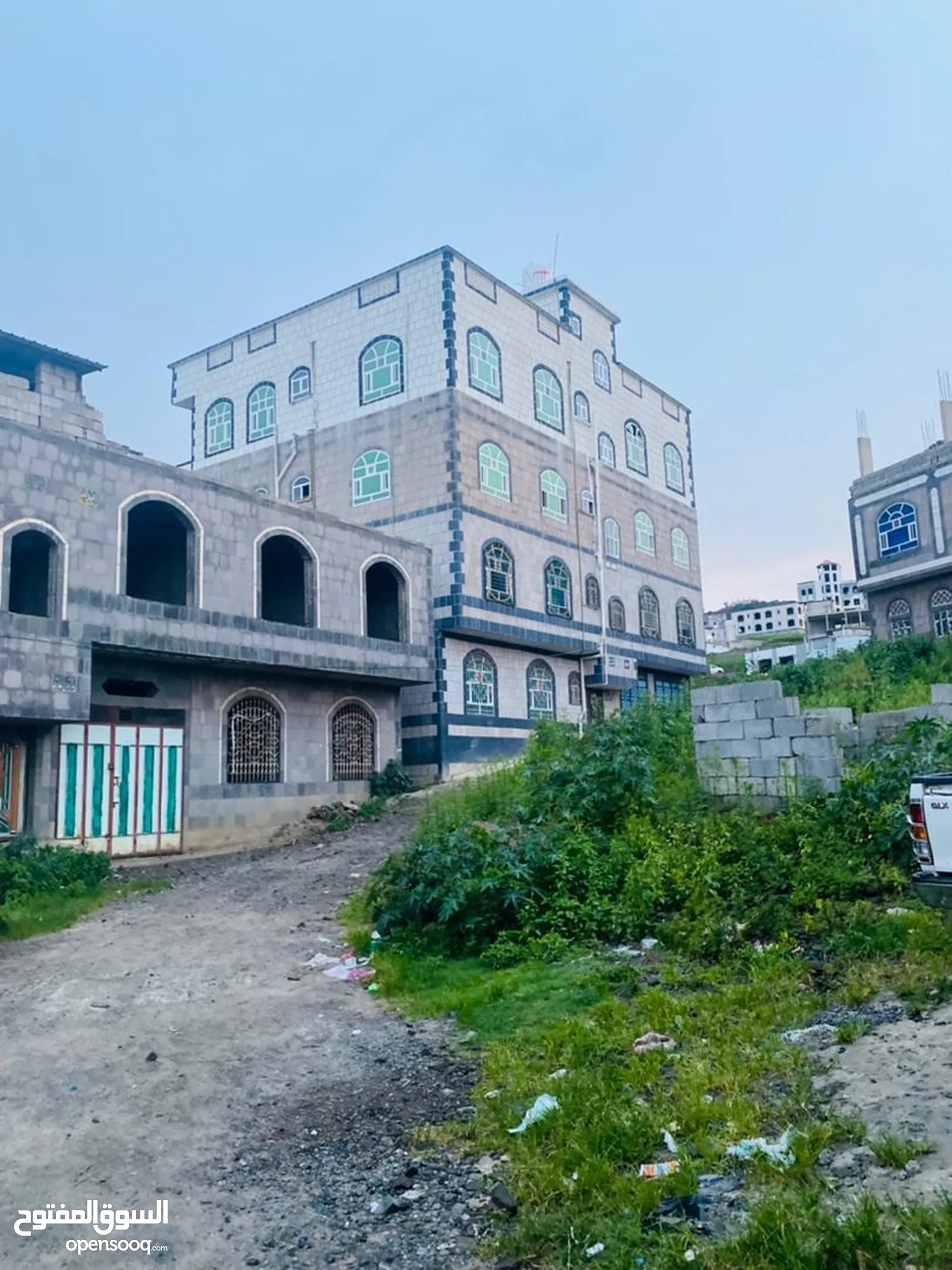 @ للبيع عمارة بمساحة 3 قصب و ربع في الظهار