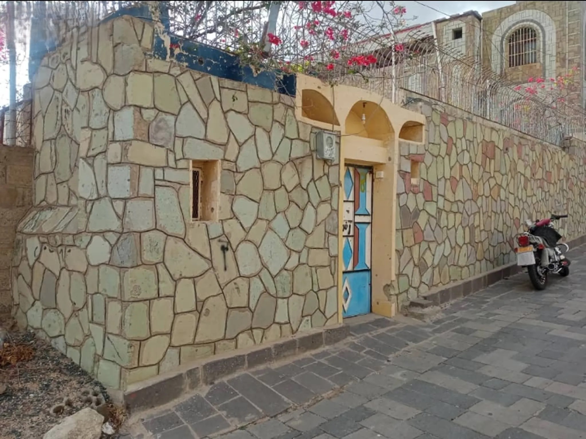 #فيلا دورين حجر قريب حي الثورة بإطلالة رائعة وموقع جدا ممتاز وفيها أيضا سقاية كبيرة للماء