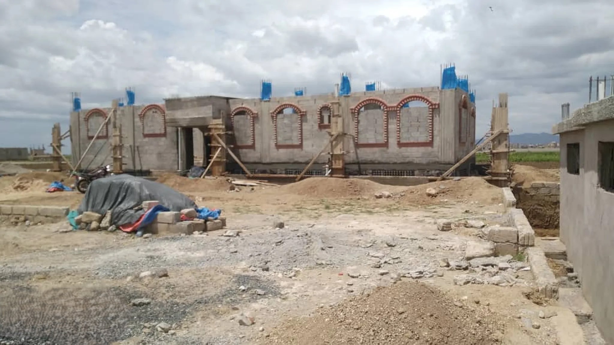 #للبيع على شارع 24 قريب الخط لبنتين ونص ذماري حوش مبني على قواعد