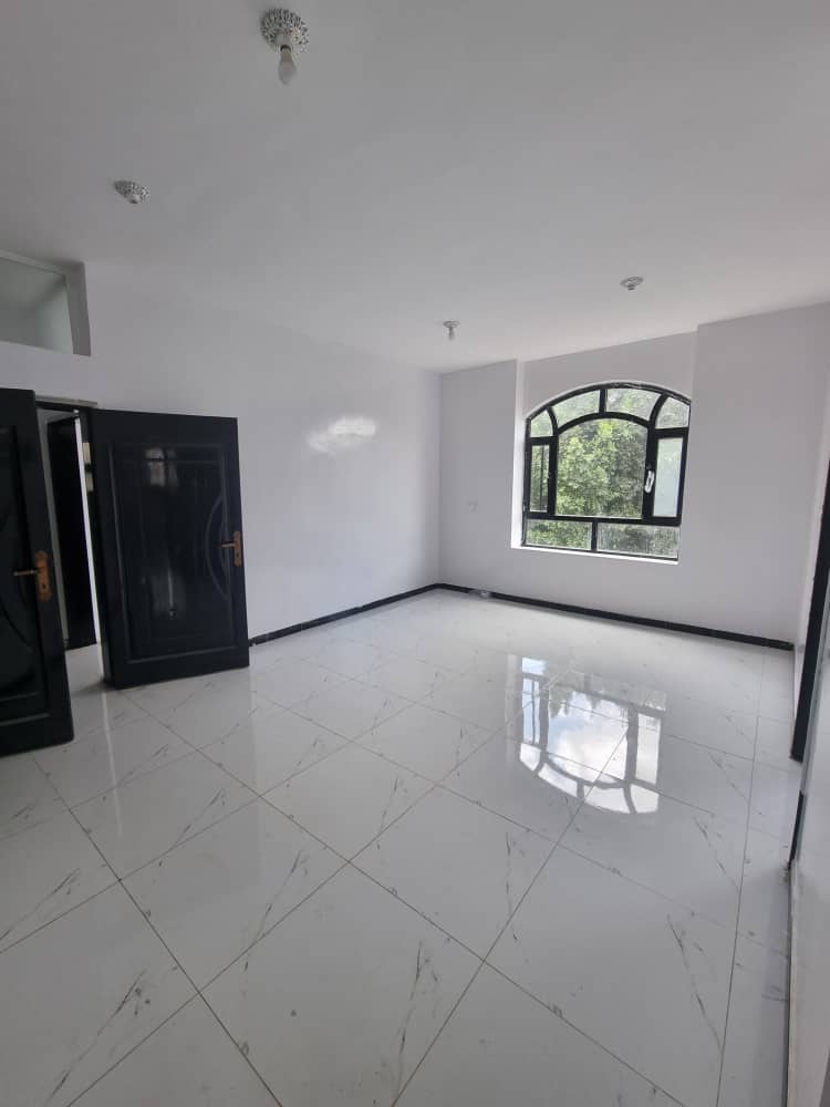 شقق للبيع في حدة شارع ايران مساحة ١٢٠ متر بسعر ٦٠ الف دولار فقط - 775544448