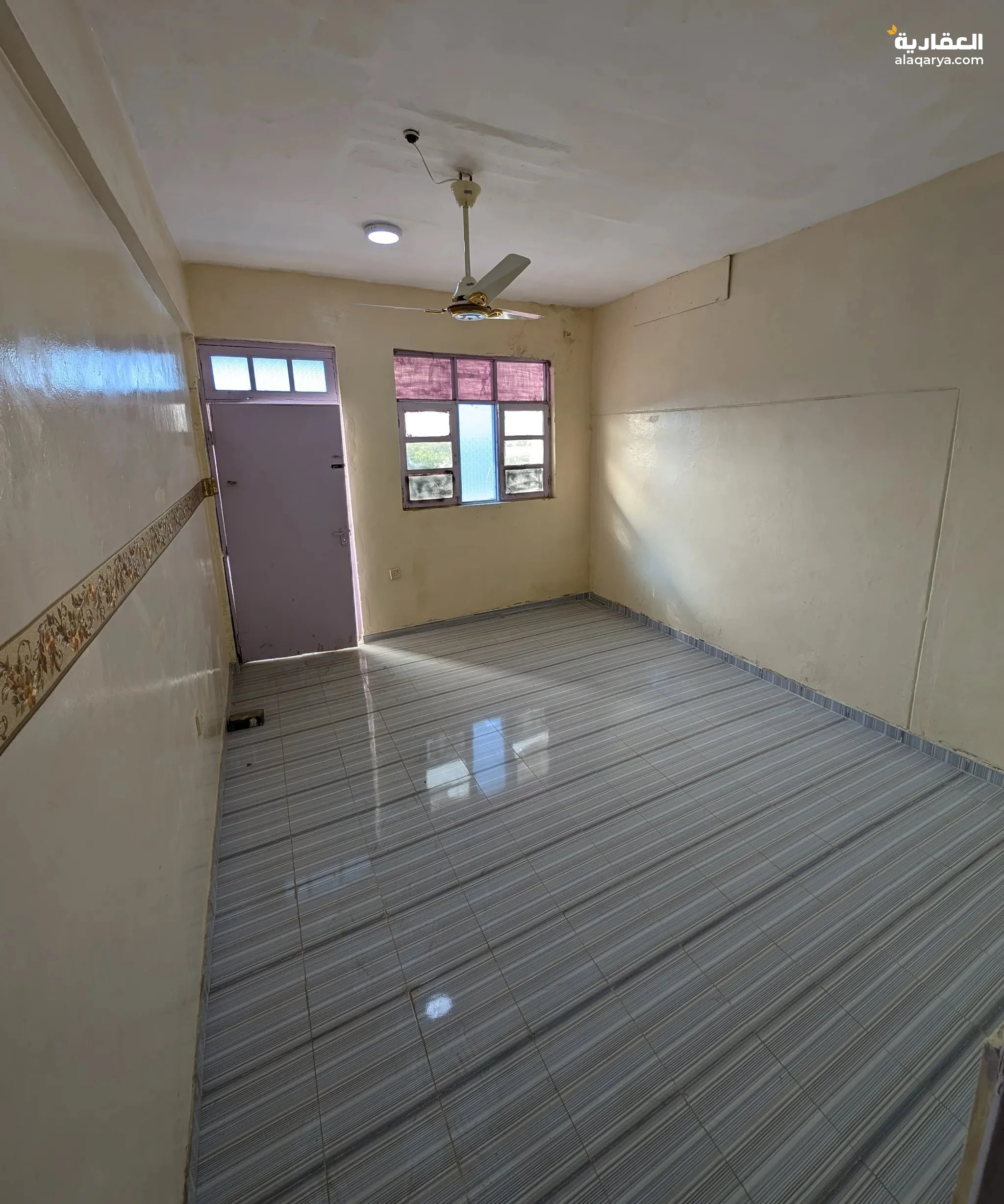 #للبيع شقه في خورمكسر العماره المثلثه.