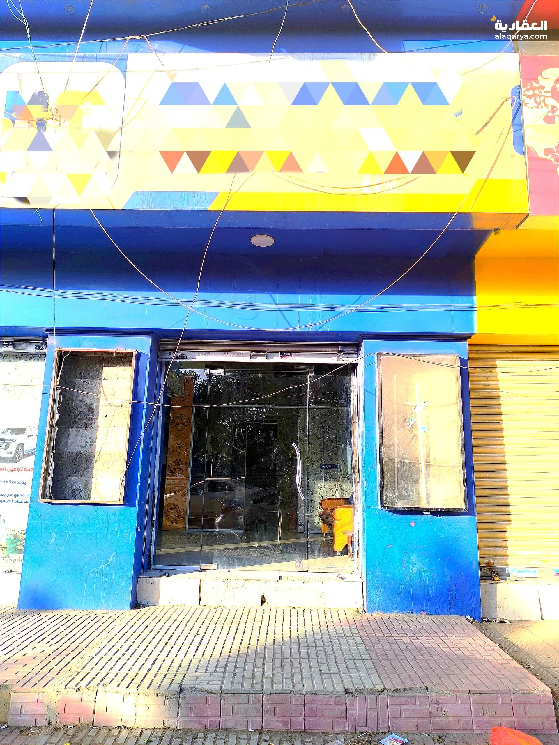 محل تجاري واسع يحتوي ديكور داخلي وخارجي ، على شارع الستين الجنوبي الخط الرئيسي