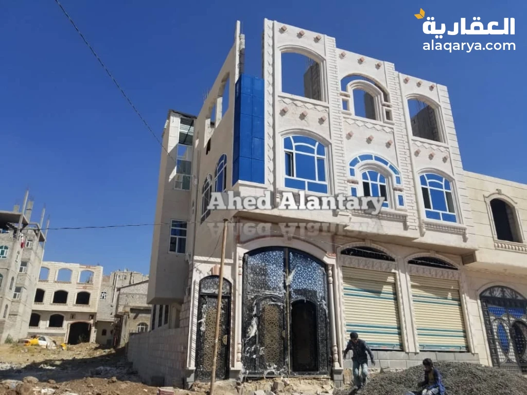 عمارة تجارية ثلاثة دور الدور الثاني تشطيب سوبر لوكس والدور الثالث باقي له السقف