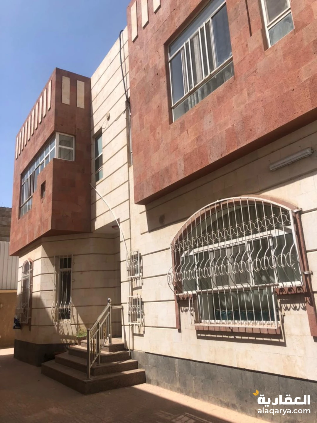 فلتين في حوش واحد