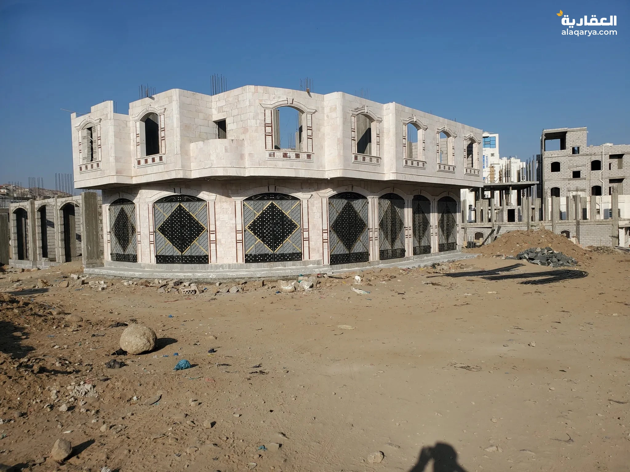 #عمارة تجارية وسكنية عرطه على جولة وملتقى ثلاثة شوارع