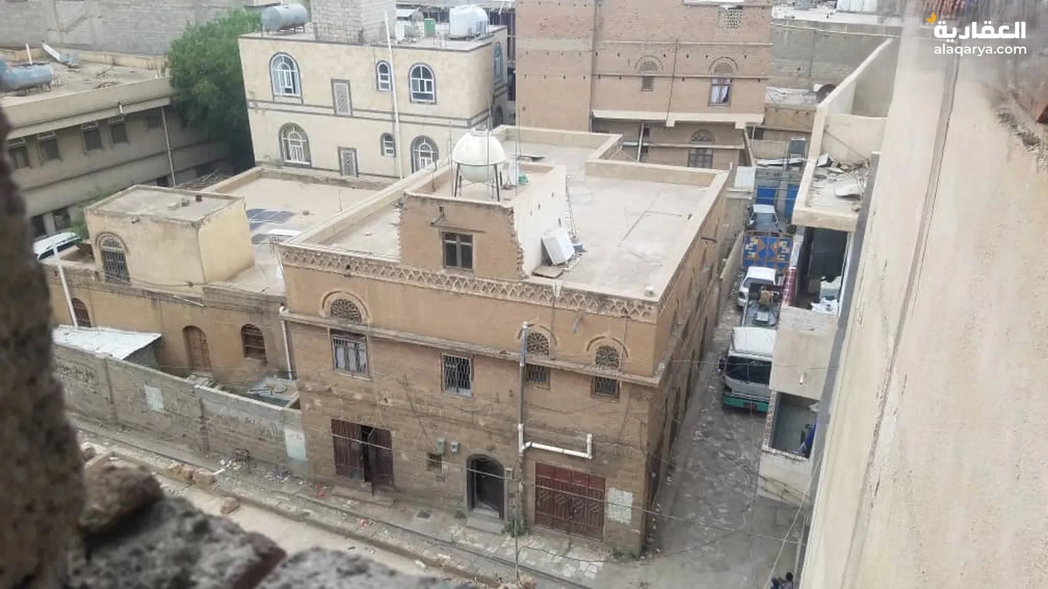 #للبيع وسط شارع هايل يبعد عن الشارع 80 متر