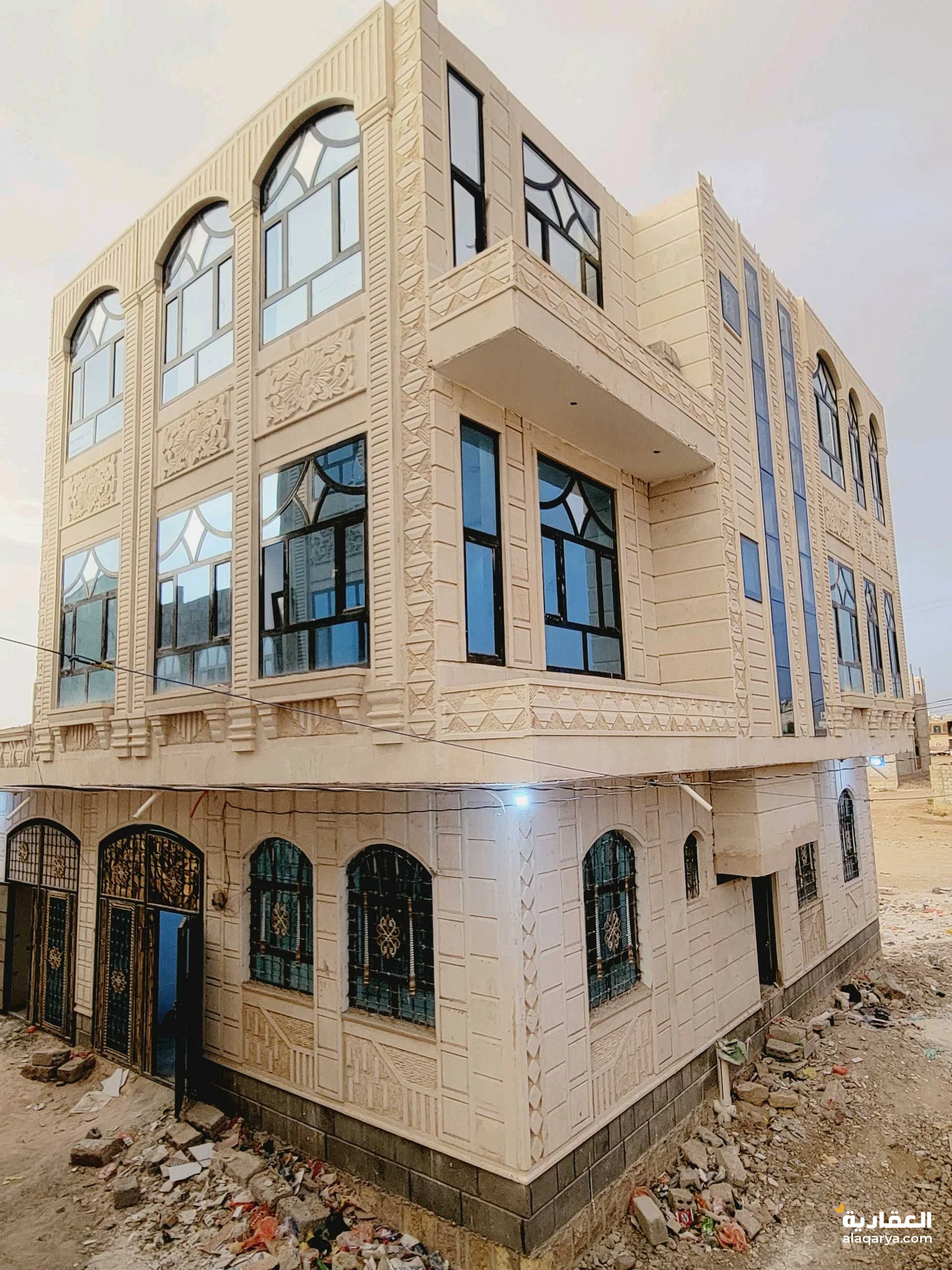 منزل سكني شارعين ركنيه ثلاثة ادوار للتواصل 775426341