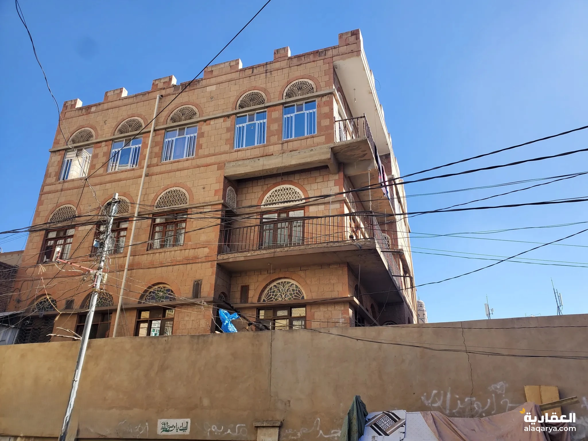 #عماره سكنيه حجر مسلح أربعة طوابق ثمان شقق حوش كبير يمكن البناء فيه من الجهه الجنوبية قابل للتفاوض