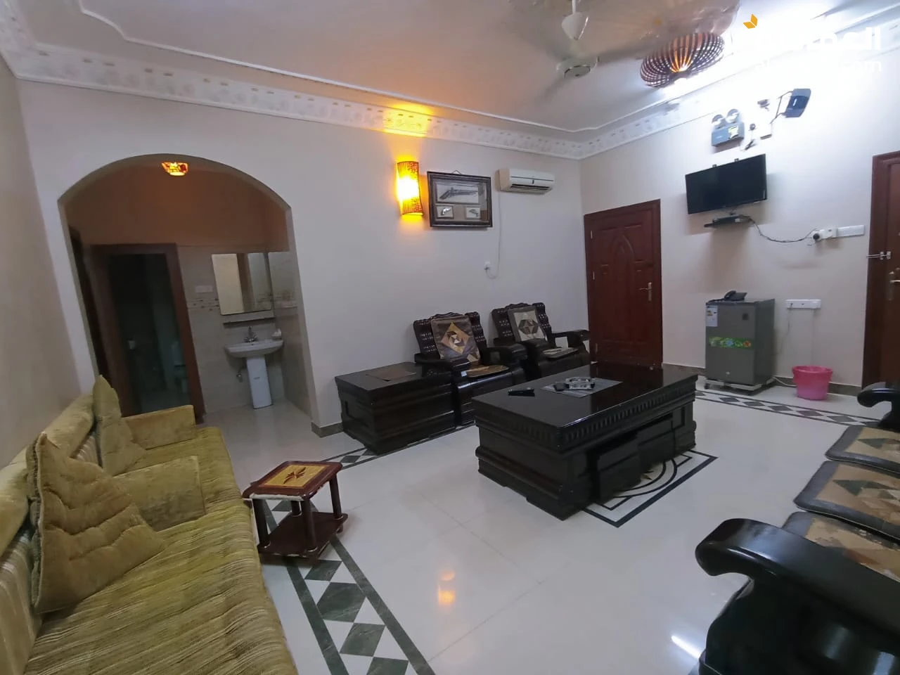 فندقين متجاورين  فاخرتين في موقع متميز بمدينة قلب مدينة  الحديدة