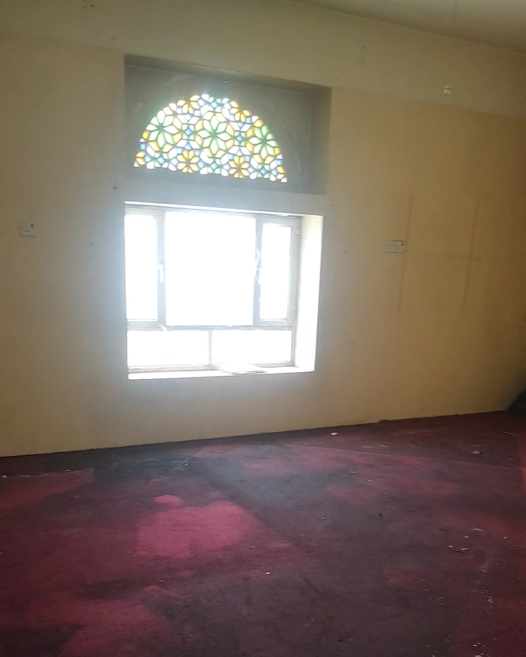 #شقه للايجار مكونه من غرفتين وحمام ومطبخ في الحصبه شارع مازا خلف مبنى اليمنيه الطيران