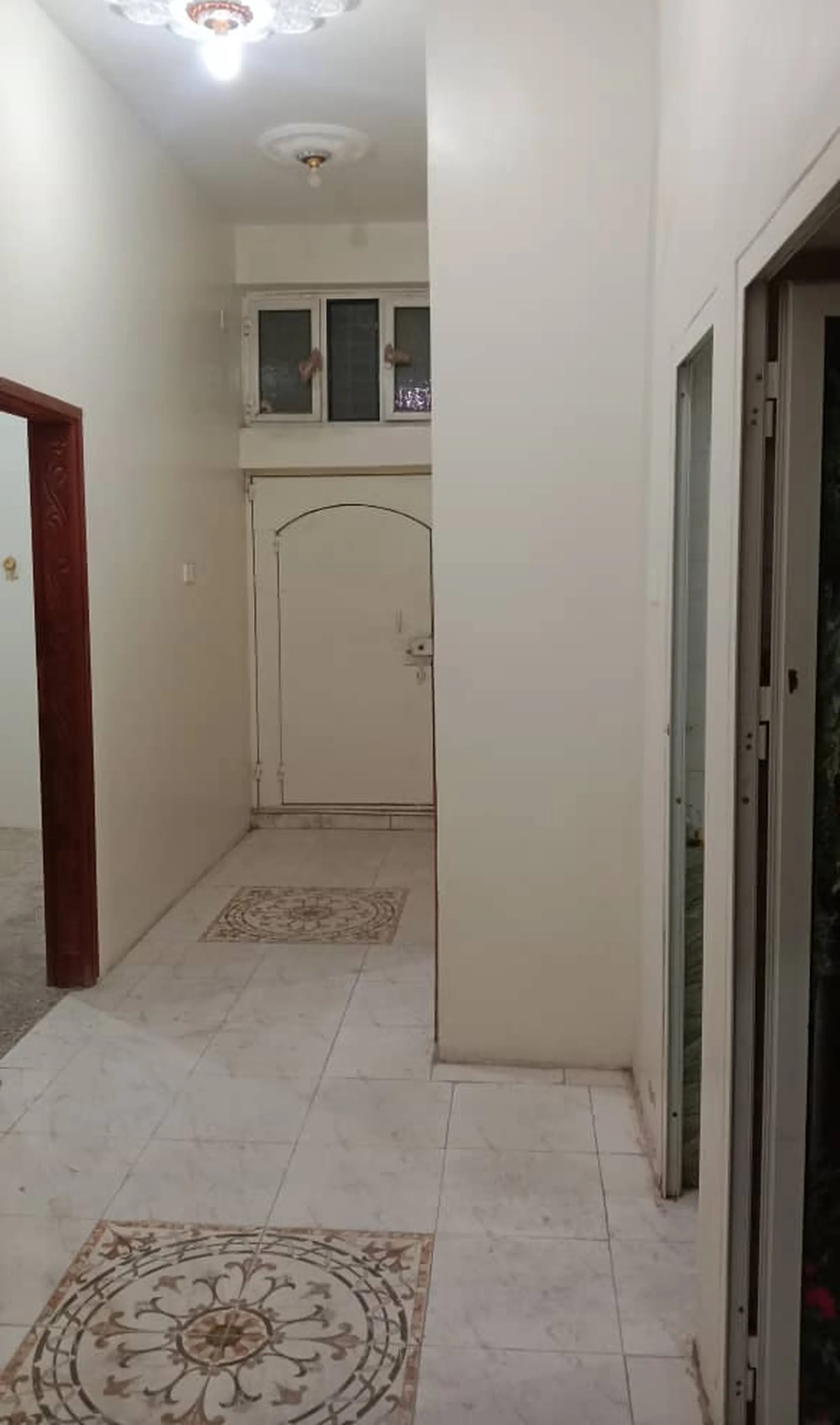 #شقة للايجار مسلح ثلاث غرف وحمامين ومطبخ ومدخلين منفصلين و نظامين الكهرباء.