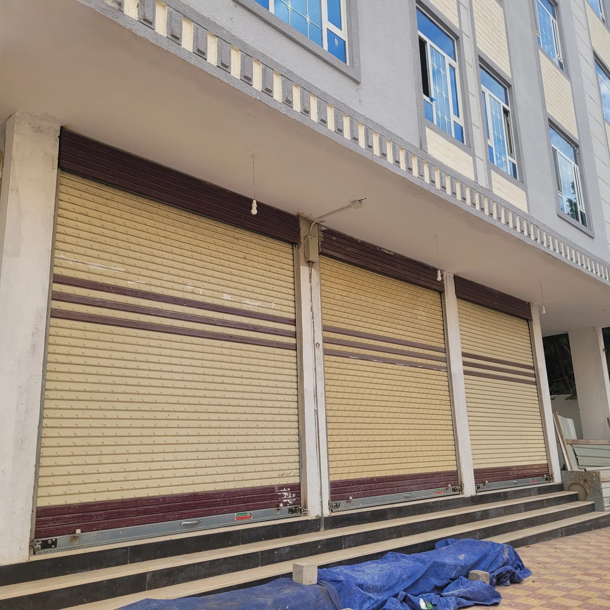 #ثلاثه محلات تجاريه روعه للايجار تحت برج سكني قريب شارع ايران