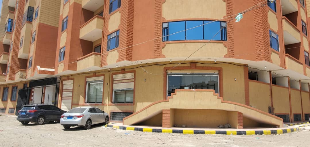 في صنعاء - مساحة تجارية مجهزة بالكامل للبيع – موقع يخدم 100 شقة سكنية