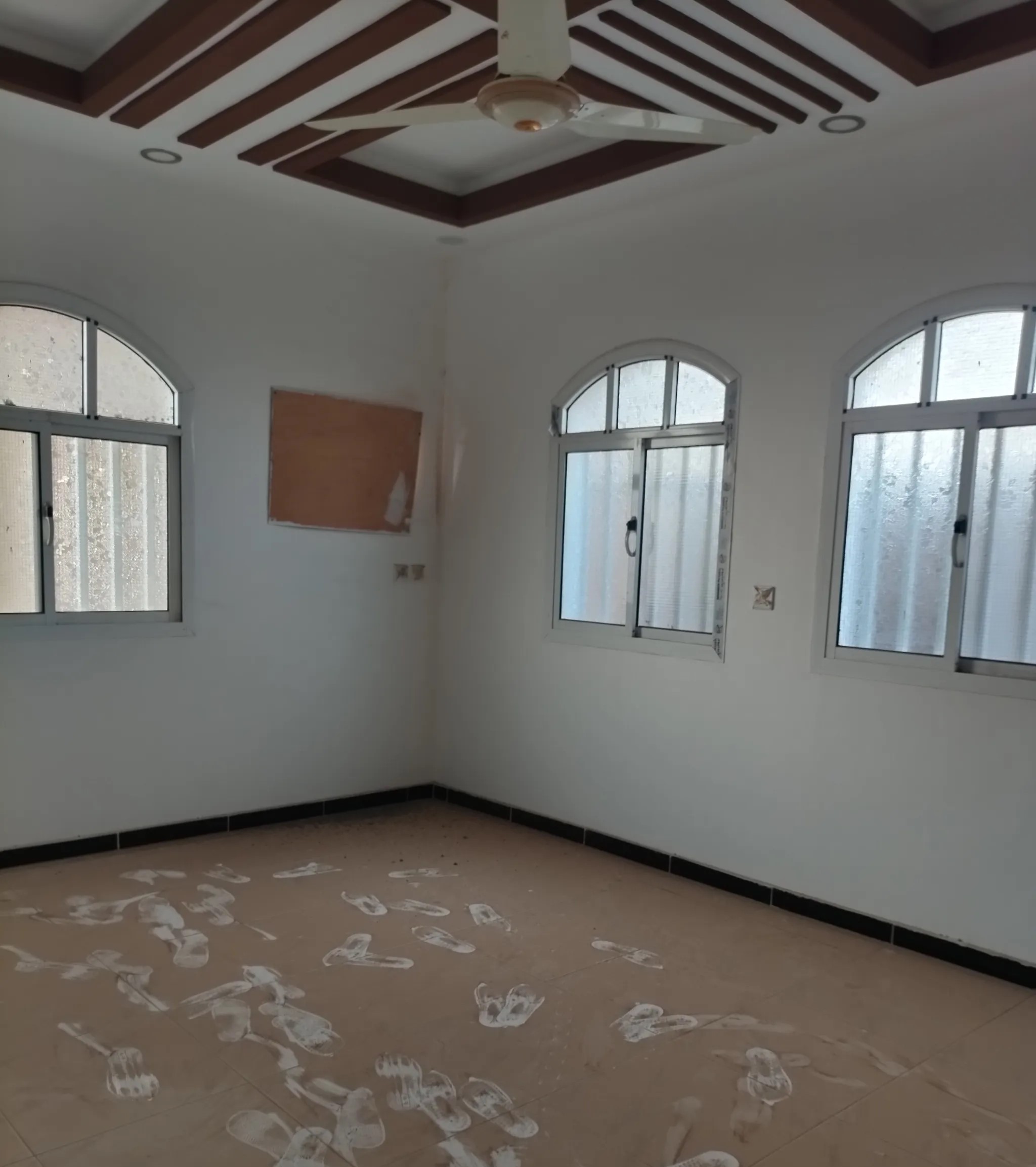 #شقه للايجار عادي غير مفروش شقه بقراطيسها أول ساكن انته 3غرف وصاله ومطبخ وحمامين كابوتا المنصوره