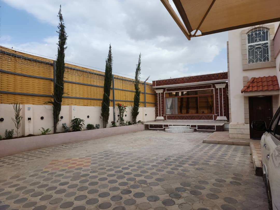 فلة ضخمةمفروشة للايجار مع ملحق خارجي منفصل وحوش كبير مع شجر ورود جوري