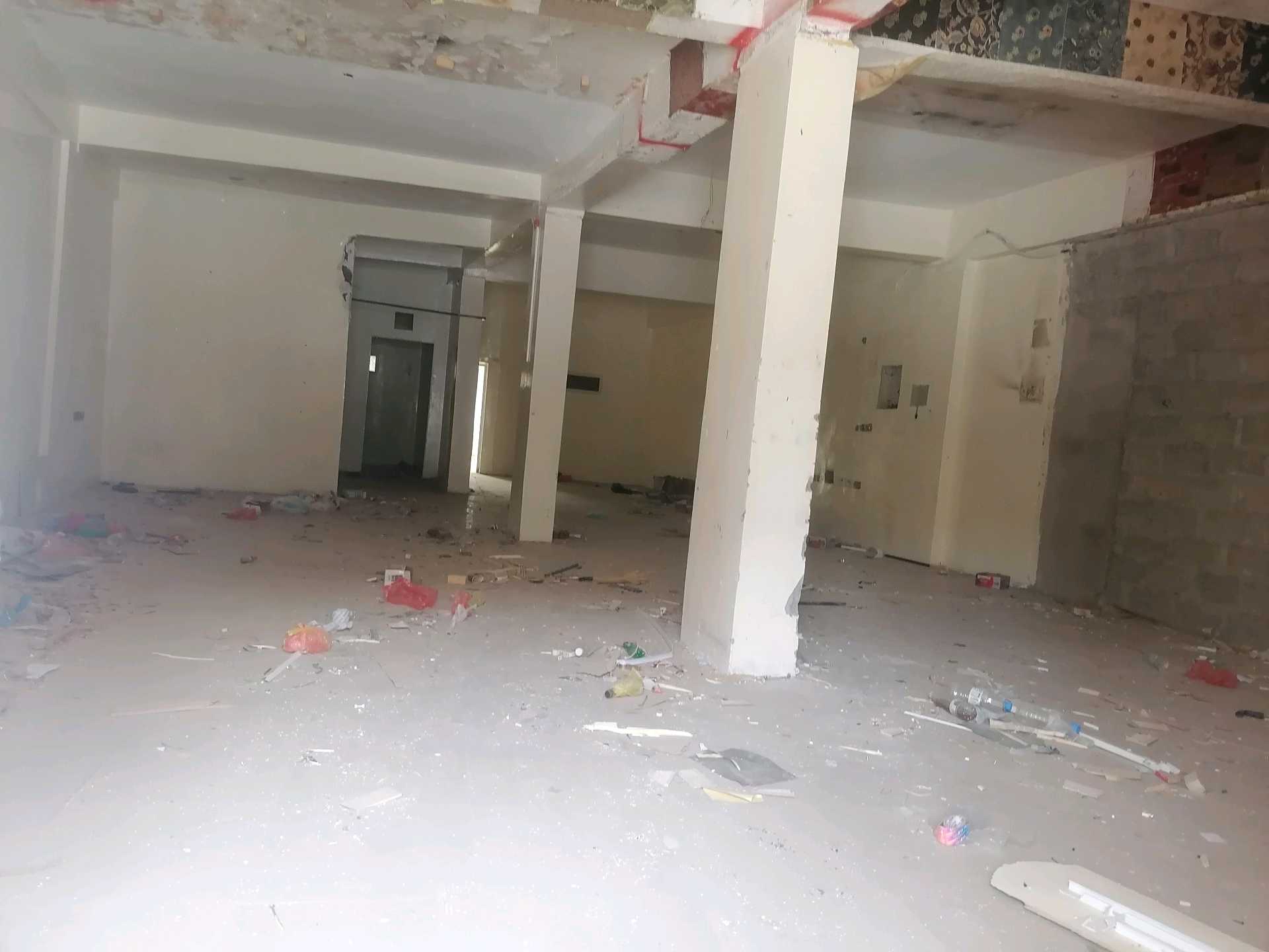 للايجار محلين مع ملحق حوش على الشارع الرئيسي الدائري شارع القاهره