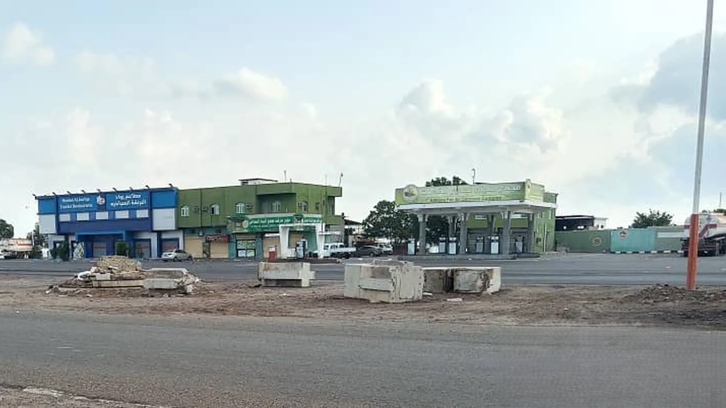 #للبيع مجمع سياحي ومحطه متكامله للبيع وعلى الشارع الرئيسي للبريقه قبل الجسر العام على الجهه اليسراء