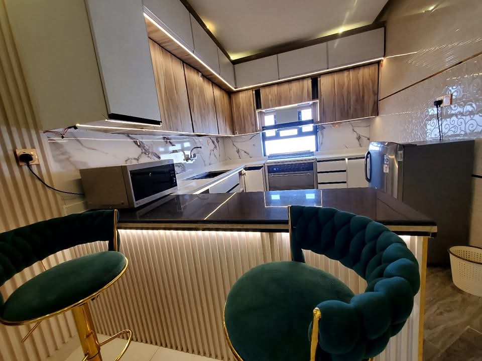 🏠 شقة مفروشة VIP للإيجار في صنعاء770472373 ✨ مجلس + غرفتين + صالة كنب فاخرة 🛋️