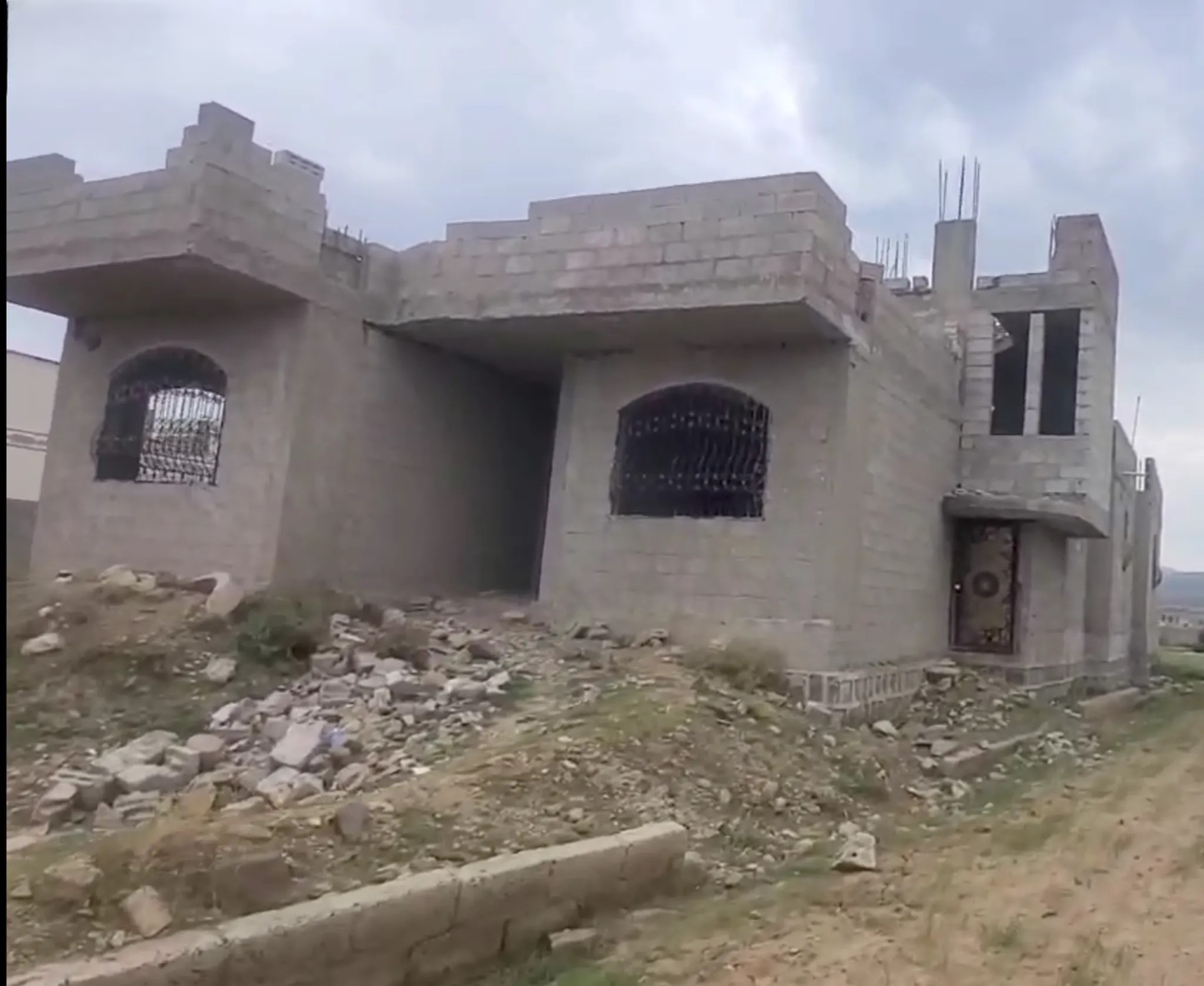 #اقوى عررررطة في العاصمة صنعاء بيت مساحته 9لبن حر مسلح قواعد وعمدان وقريب من بعض الخدمات ب50مليون..