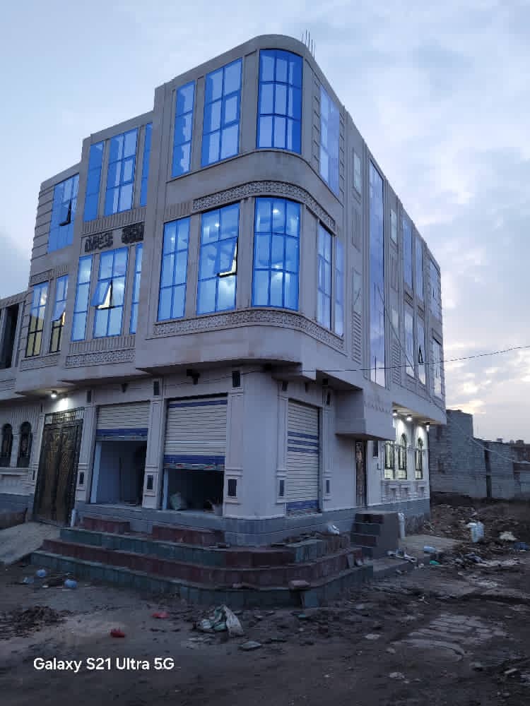 عماره للبيع ٣دور شارعين قريب من السوق