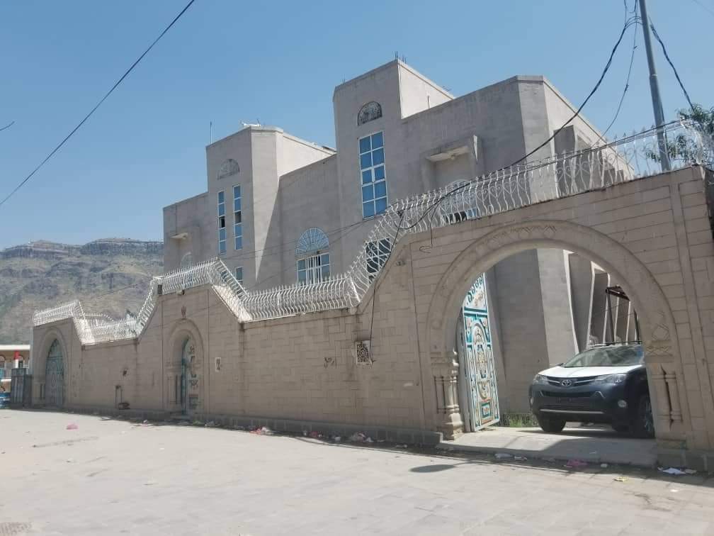 فيلا ملكيه بحوش واسع للبيع في مدينة إب