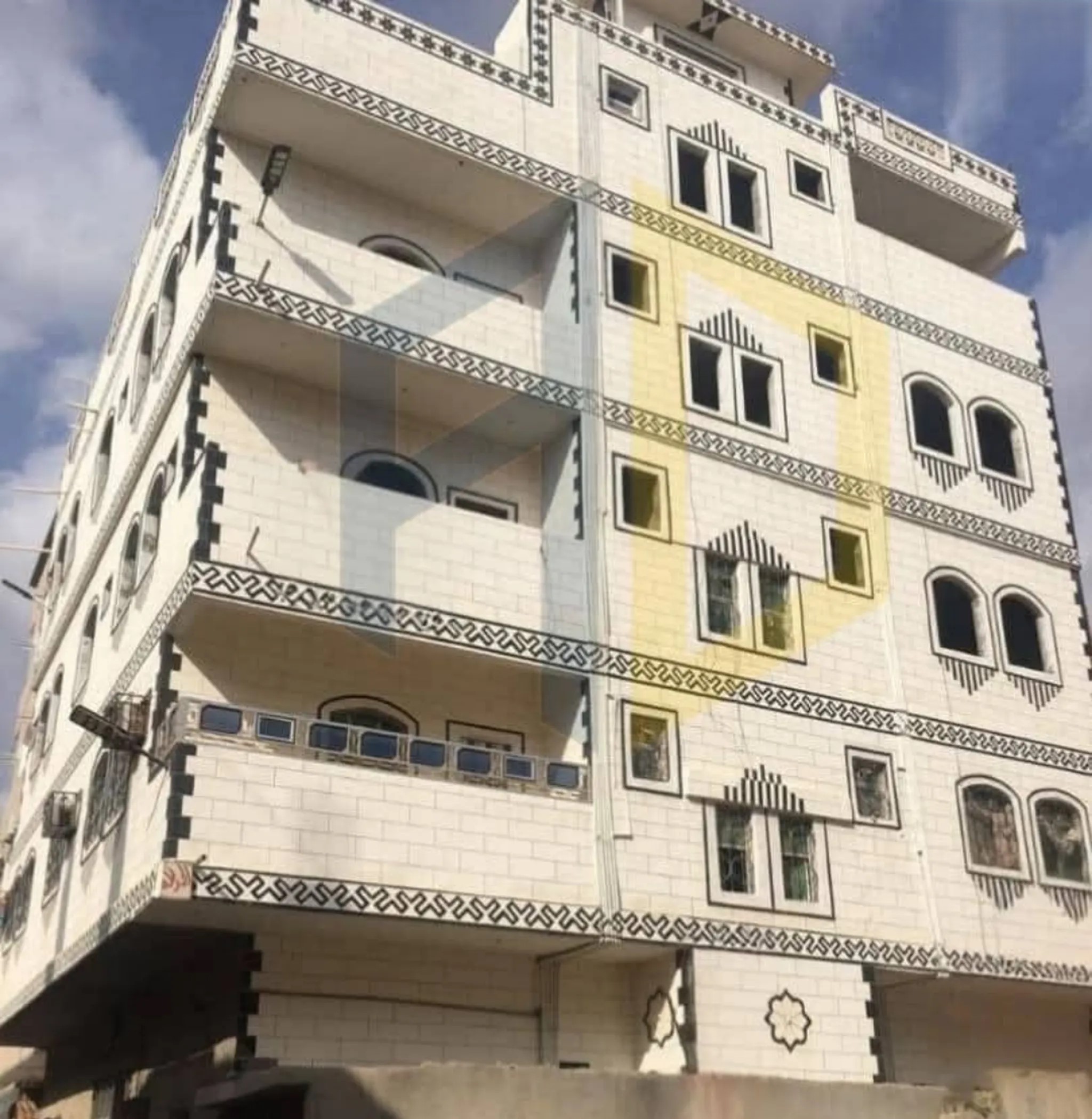 #للبيع عمارة مميزة في المنصورة – عدن الموقع: بلوك 12 - في قلب المنصورة – من أفضل