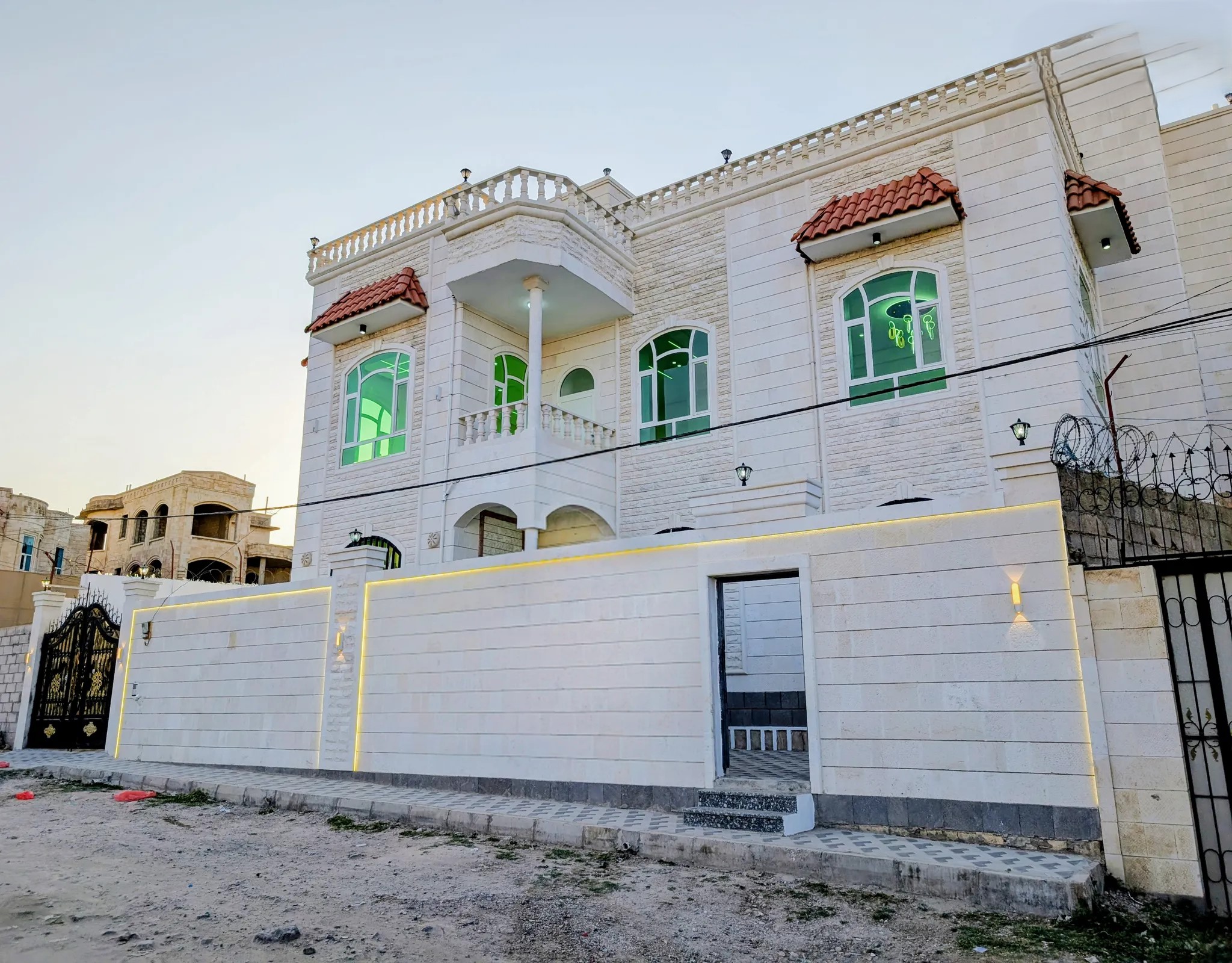 #فله فاخرة حديثة جديدة للبيع في بيت بوس - حي الوزير