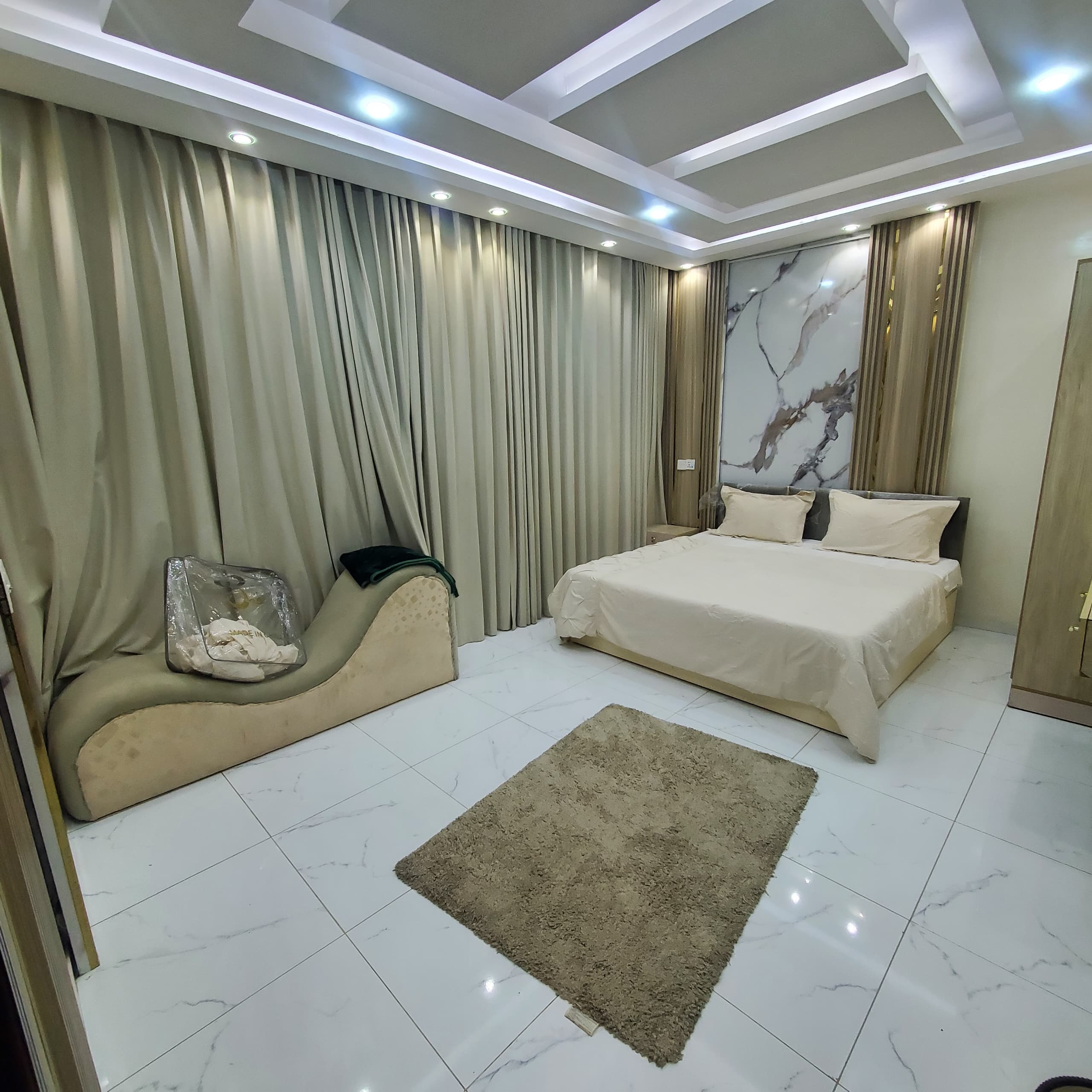 🎖️ شقق مفروشة فاخرة للإيجار – موقع مميز في شملان 🎖️📍 الموقع: صنعاء – منطقة شملان🏢