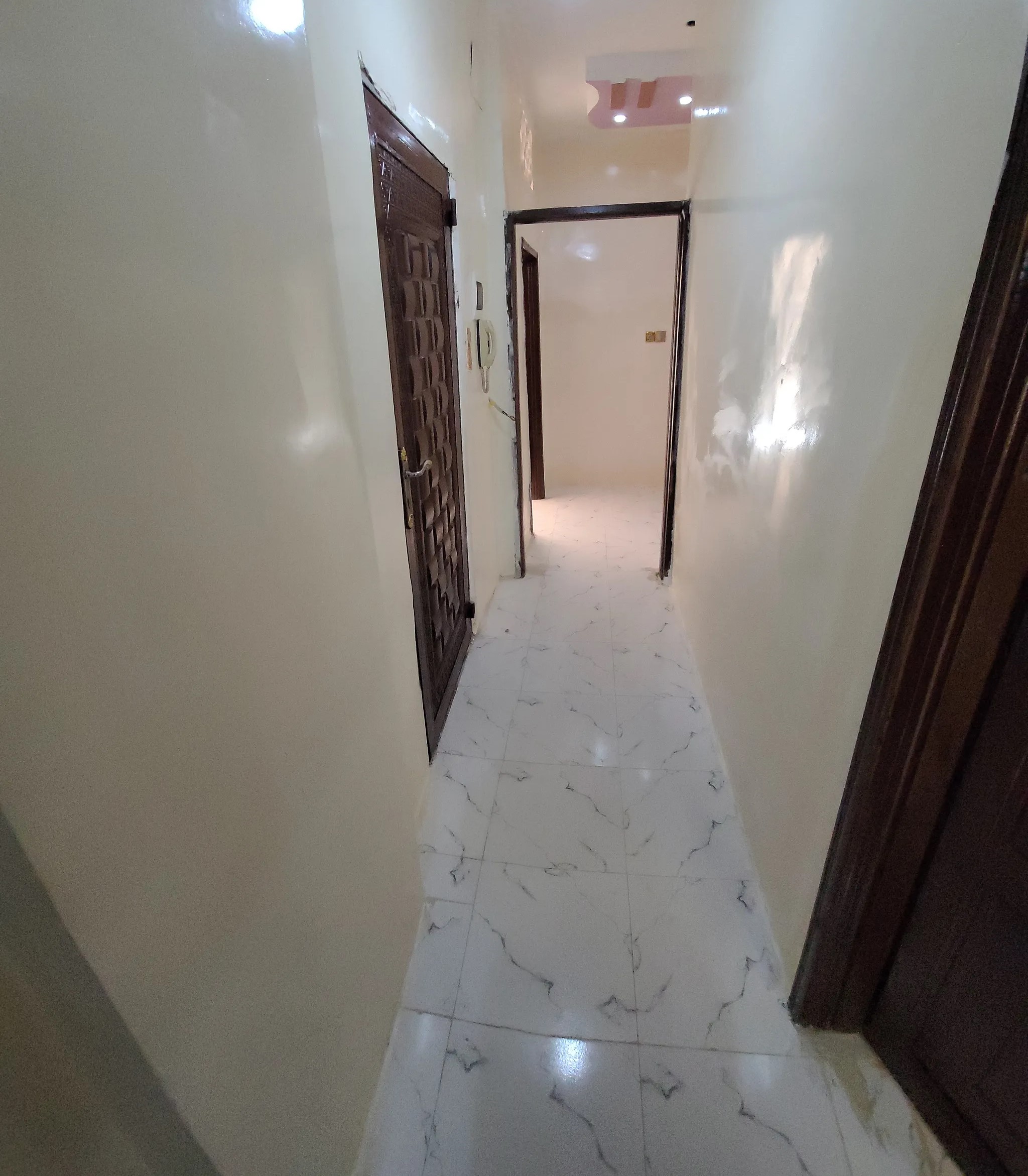 #شقه راقيه للإيجار في حي راقي وهادئ قريب من جميع الخدمات الاساسيه والترفيهيه 3 غرف و2حمامات ومطبخ