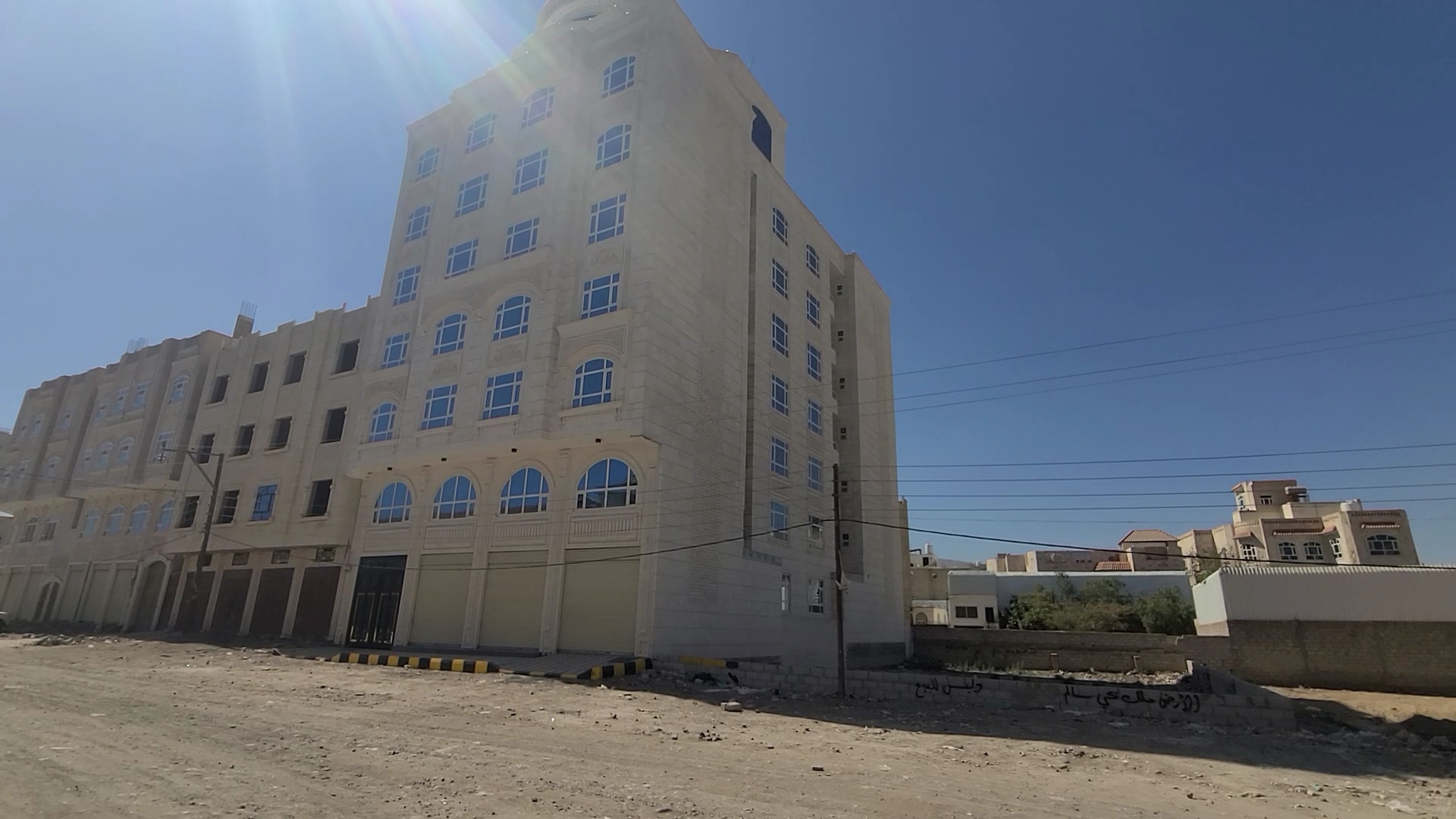 شقة نموذجية داخل برج فاخر في بيت بوس – صنعاء | جولة كاملة تكشف الفخامة الحقيقية