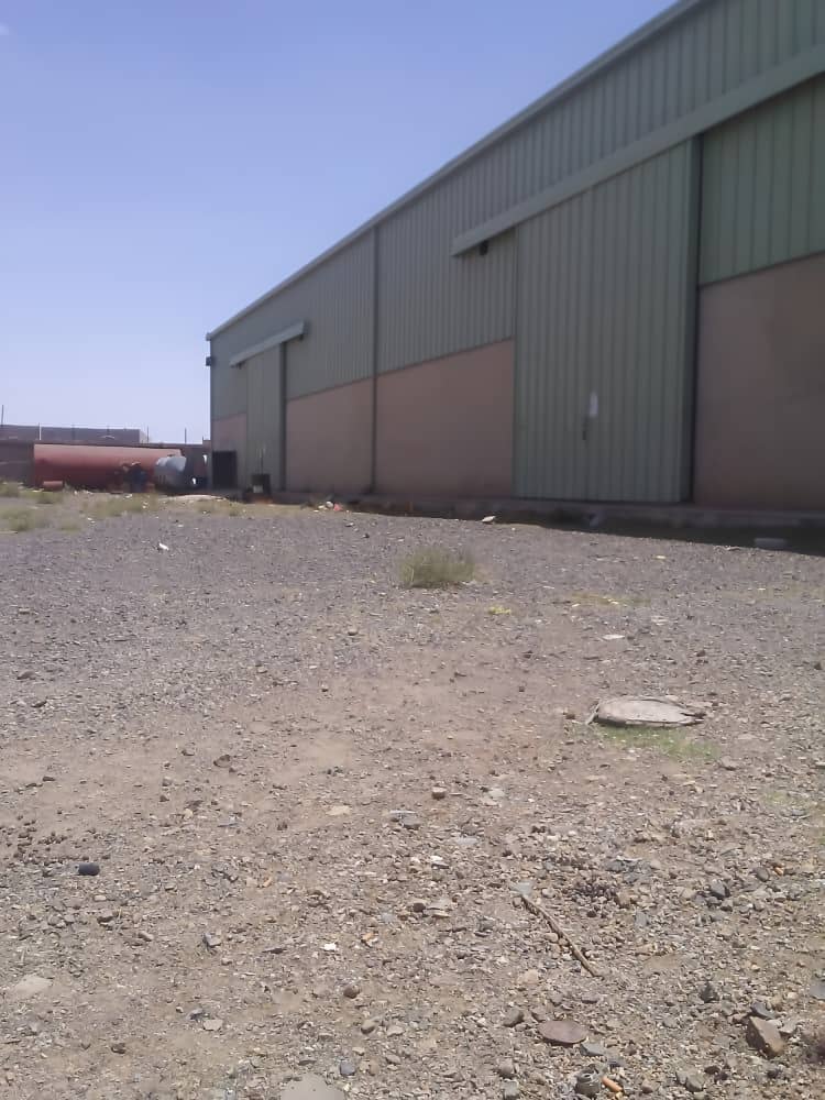 للإيجار  هنجر مع حوش صنعاء عصر