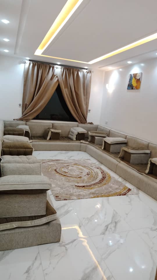 تتوفر شقة مفروشة راقية للإيجار في حي حدة – صنعاء بموقع مميز قريب من جميع الخدمات