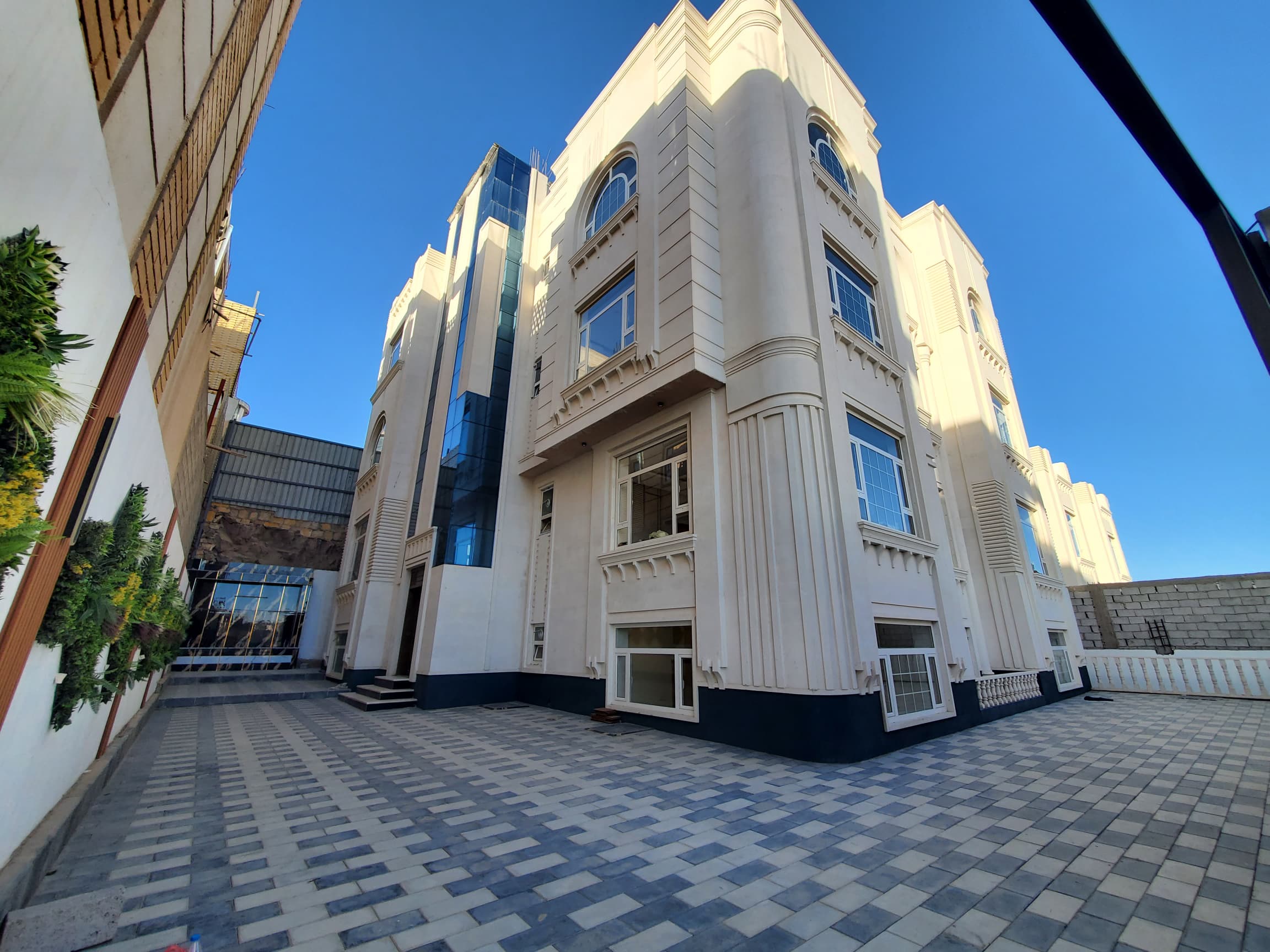 للبيع – فيلا فاخرة بثلاثة أدوار وبدروم في أحد أرقى أحياء بيت بوس