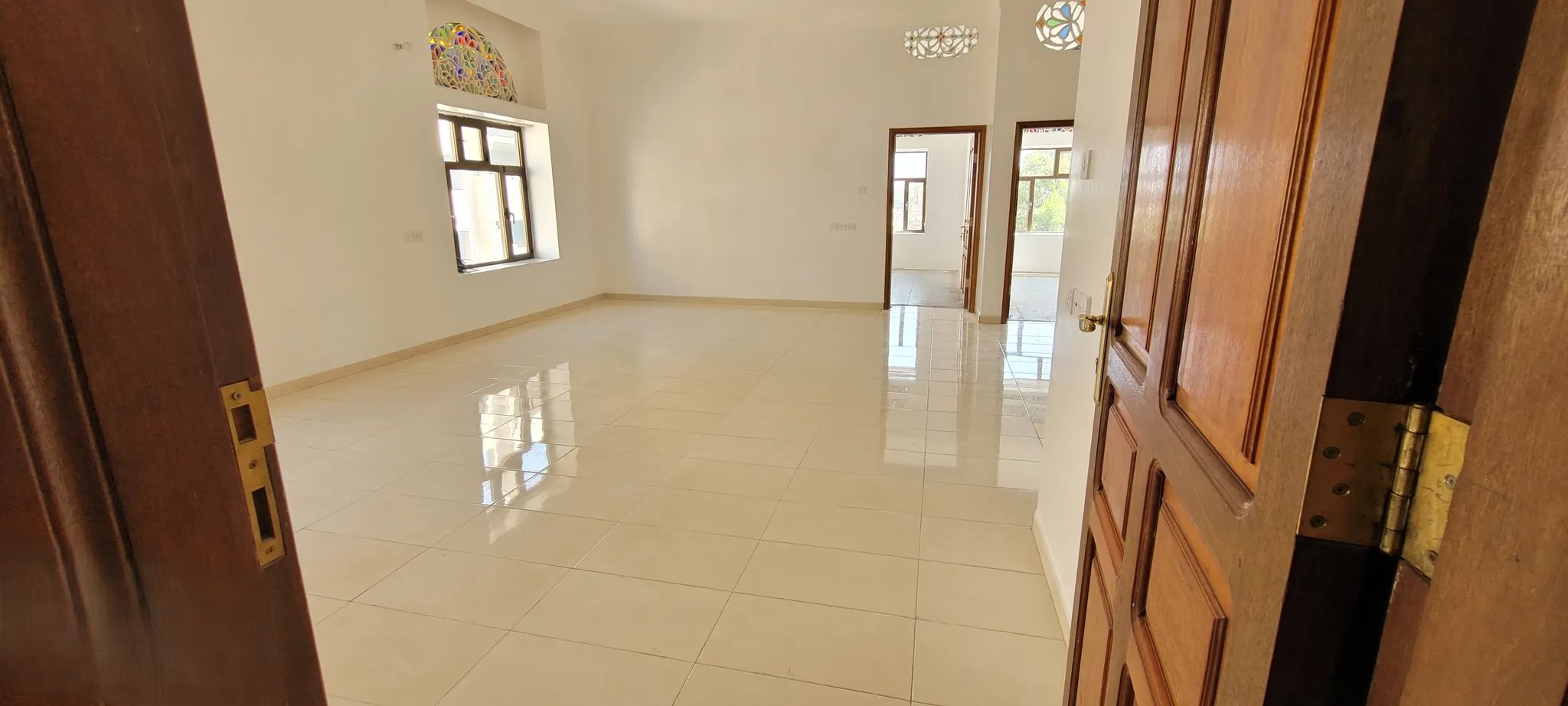 #شقه كبيره وواسعه ومشمسه في شارع مجاهد ويوجد فديو