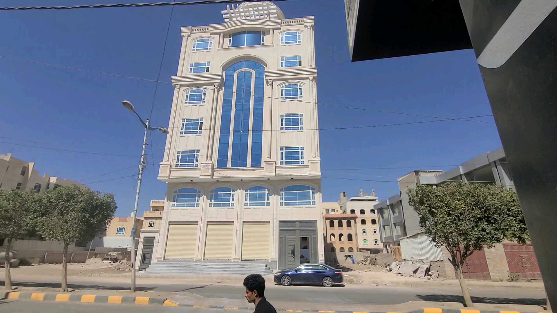 برج سكني فاخر للبيع في صنعاء | واجهة ملكية وموقع استثماري مميز