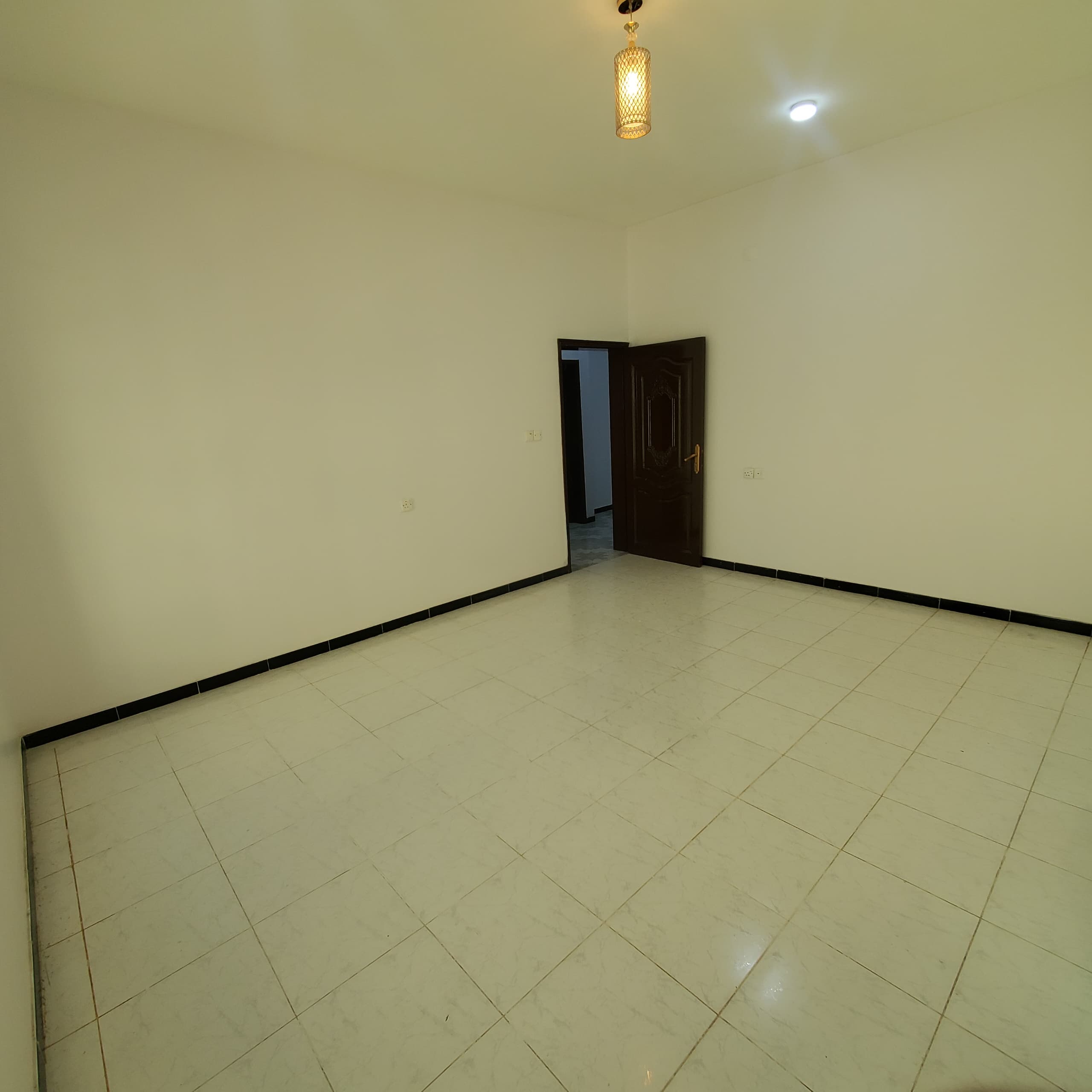 عمارة للإيجار بالكامل – موقع استراتيجي صنعاء ?