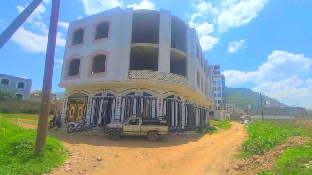 عرض عقاري للبيع في مدينة إب عمارة3آدوآر ركنية شارعين