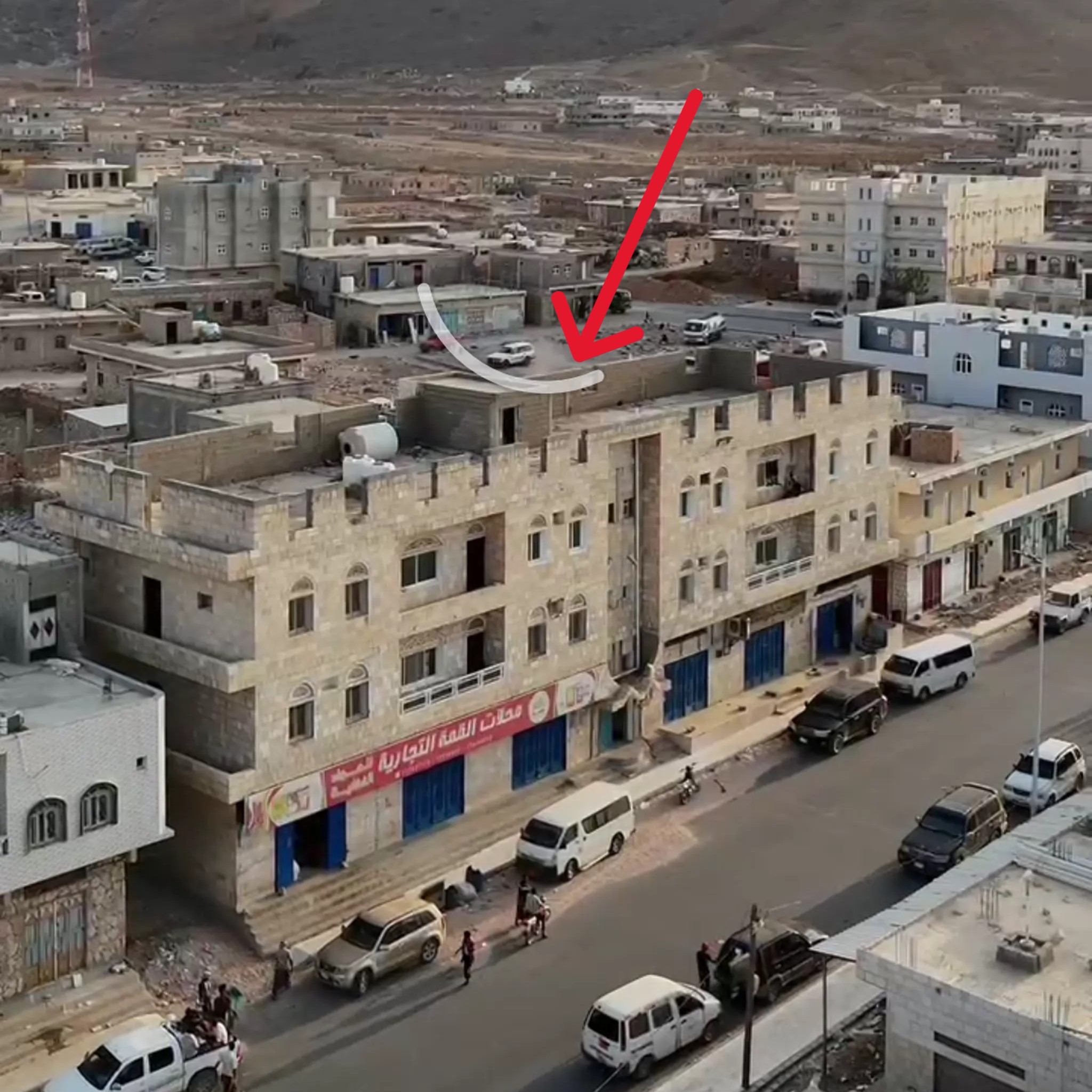 #للبيع عمارة استثمارية مميزة 3 أدوار والدور الأرضي 6 محلات تجارية مؤجرة مميزة في جزيرة سقطرى