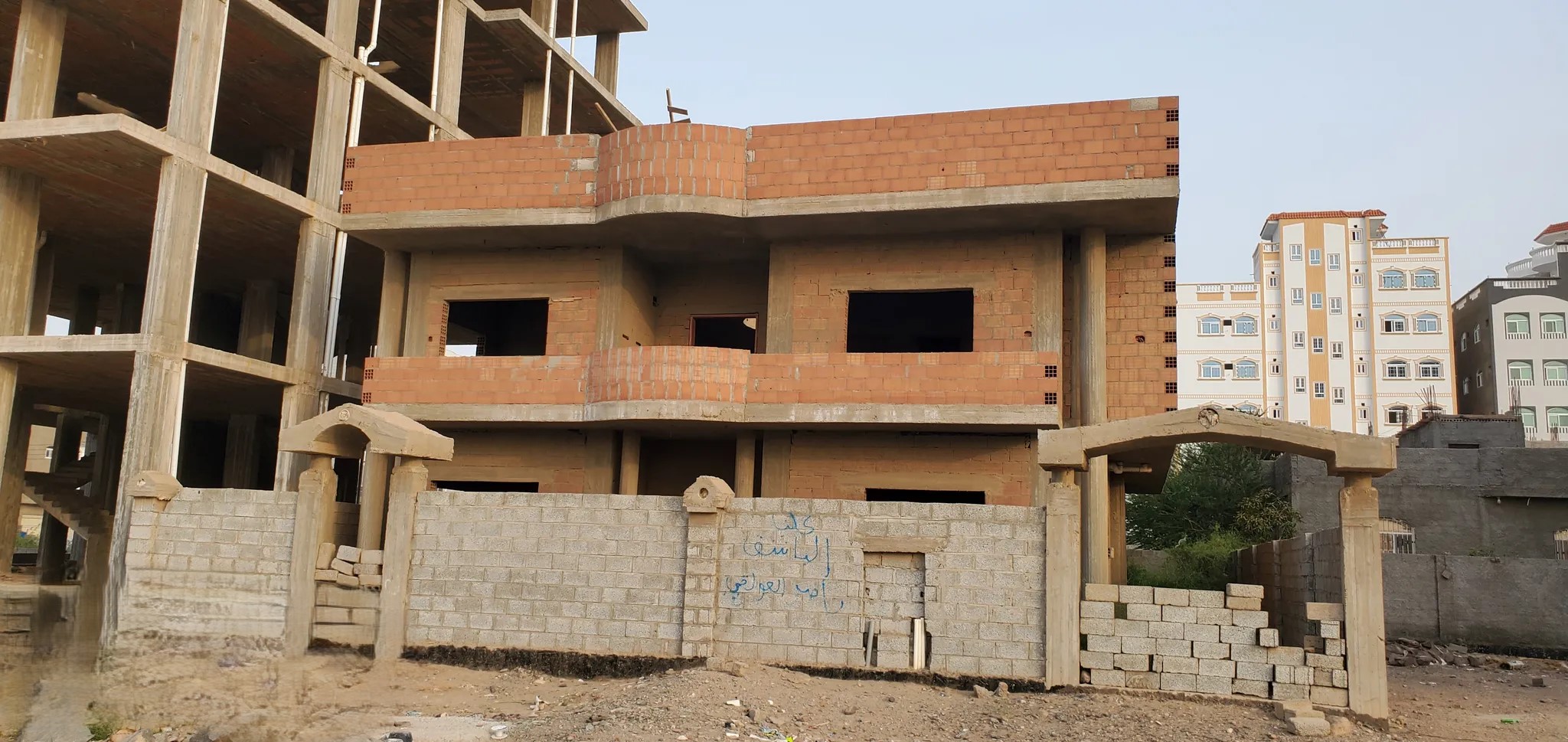 #فيلا رسمي موقع تجاري سكني للبيع في عدن في حي الدكاترة الشعب أمام الحرم الجامعي على خط الرئيسي للحي