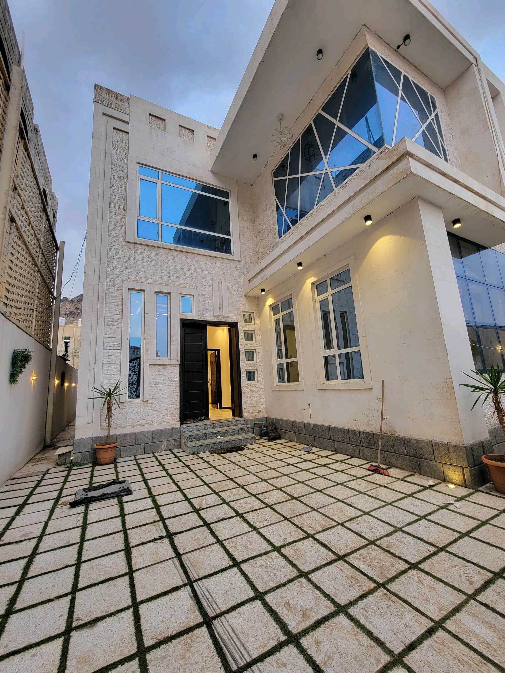 للإيجار فيلا VIP مفروشة صنعاء الخمسين المثلث الذهبي