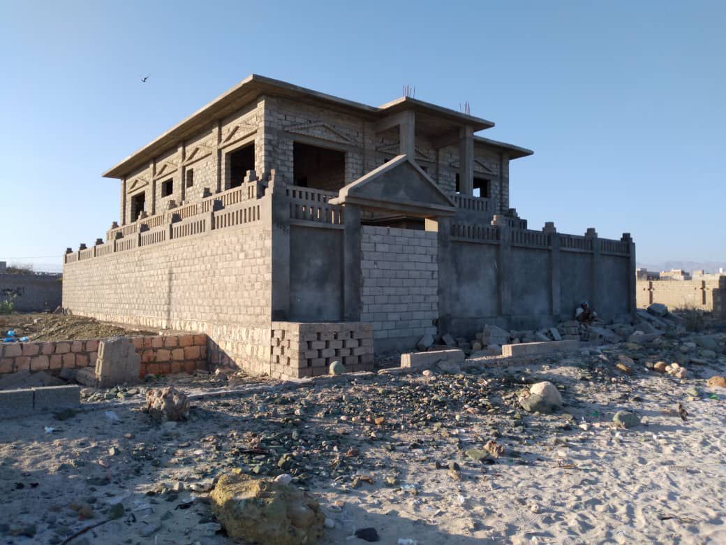 فلا في حلة مقابل البحر