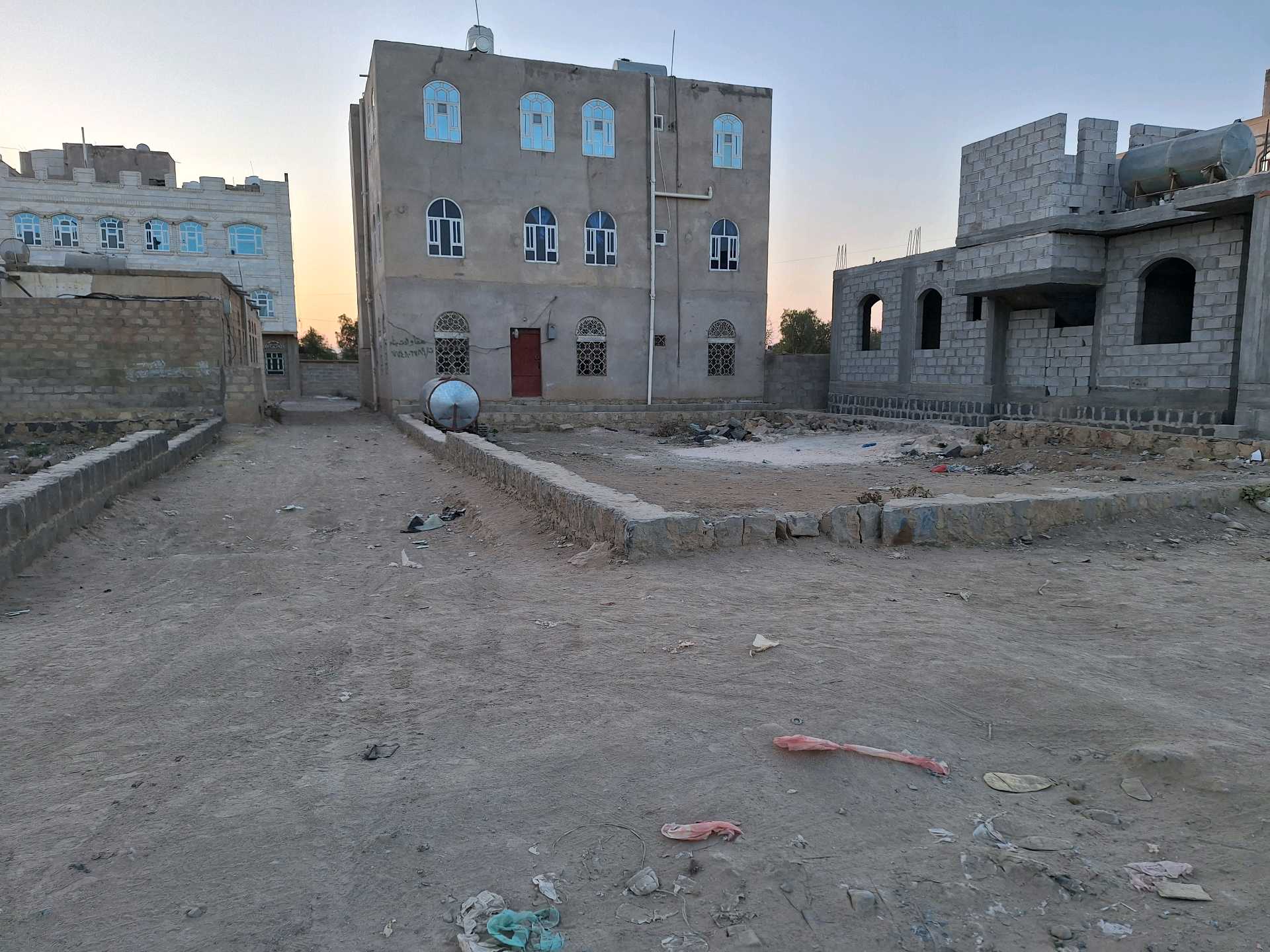 أرضية حر للبيع