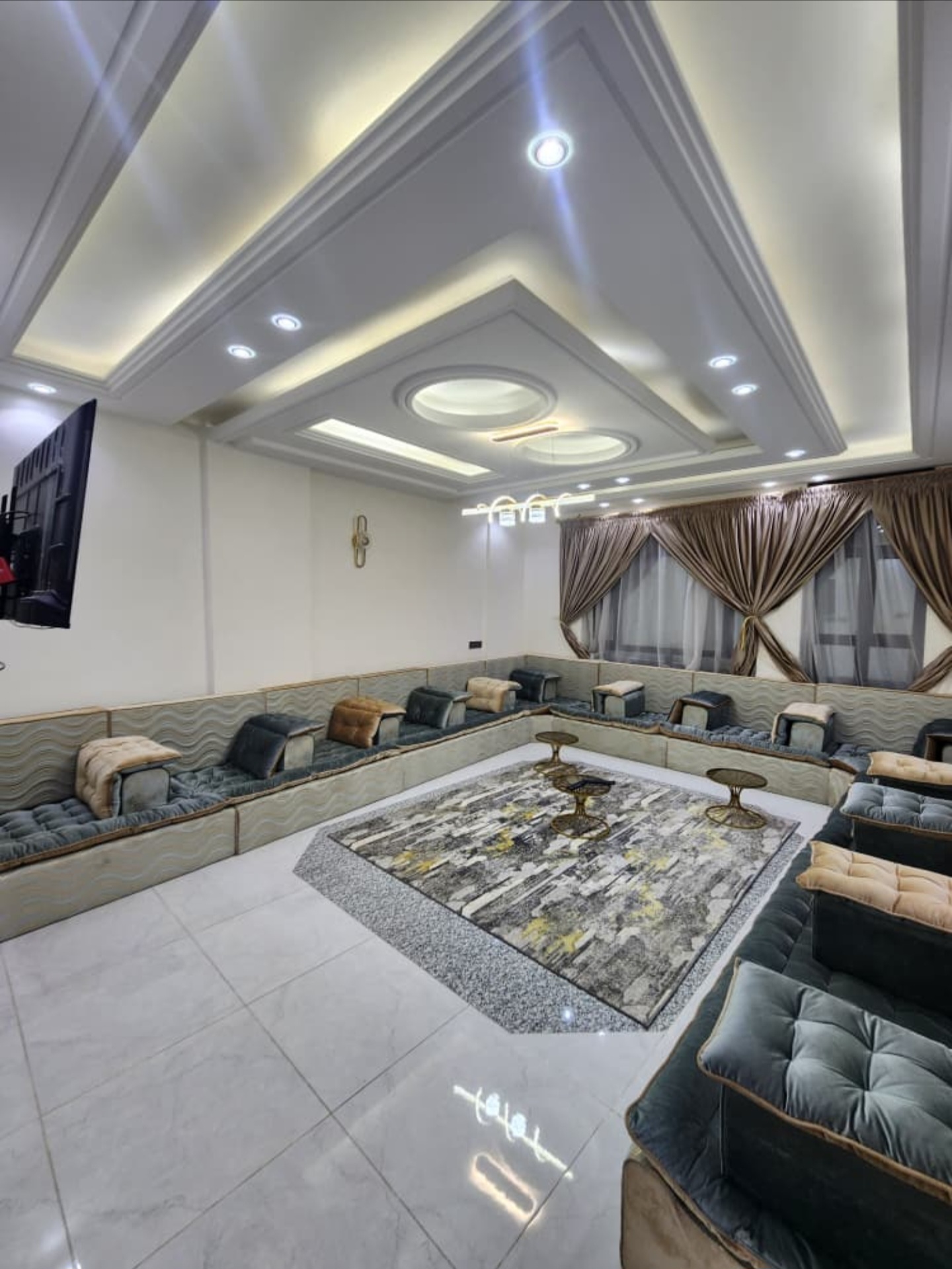 شقة VIP مفروشة للإيجار داخل بيت بوس – صنعاء