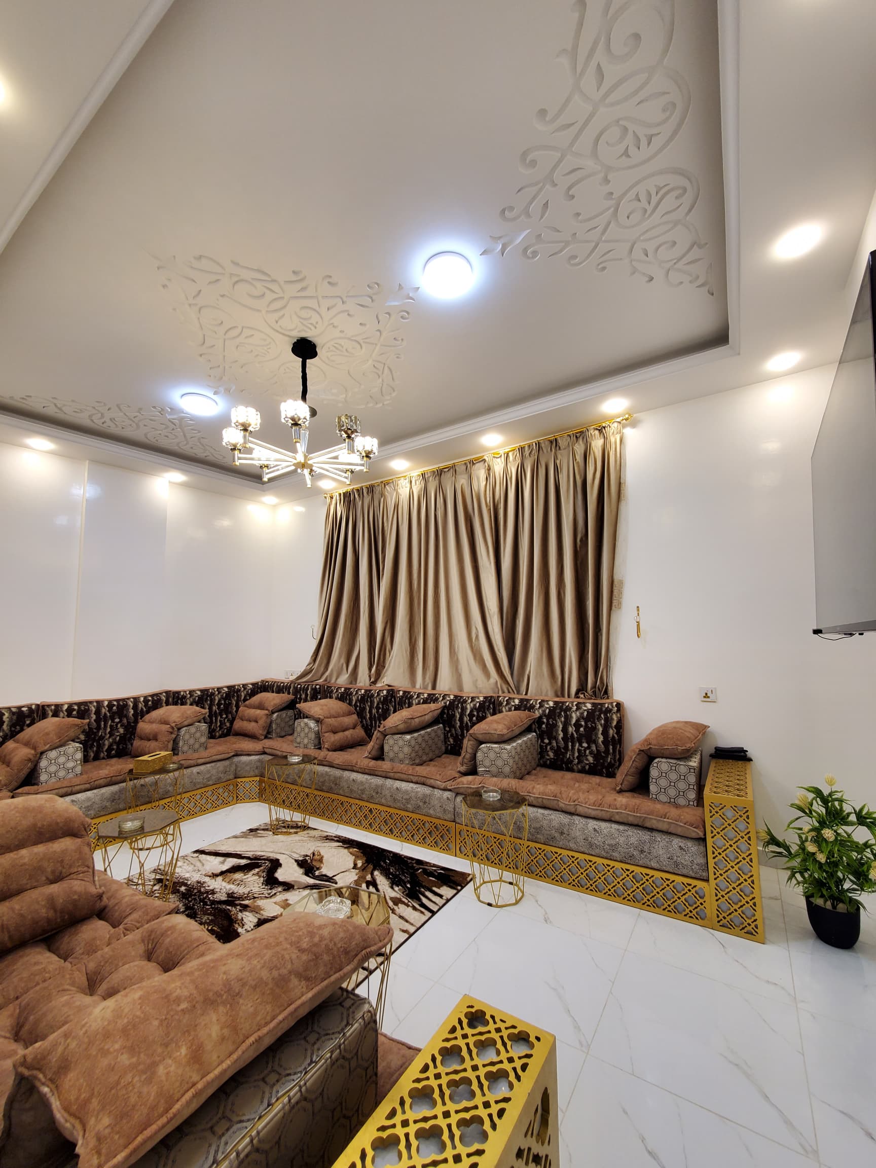 شقة مفروشة فاخرة للإيجار في حدة صنعاء | مجلس مستقل