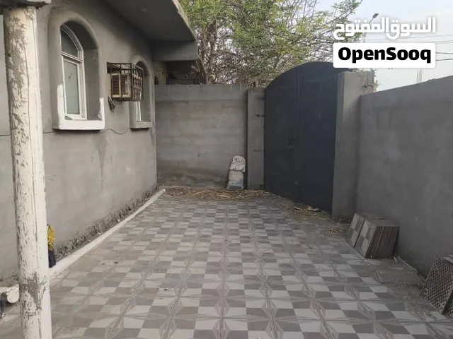 للبيع بيت في البريقه في الدكه قريب لشارع الرئيس بينه وبين الشارع بيت بناء مسلح عاده جديد مسرمك