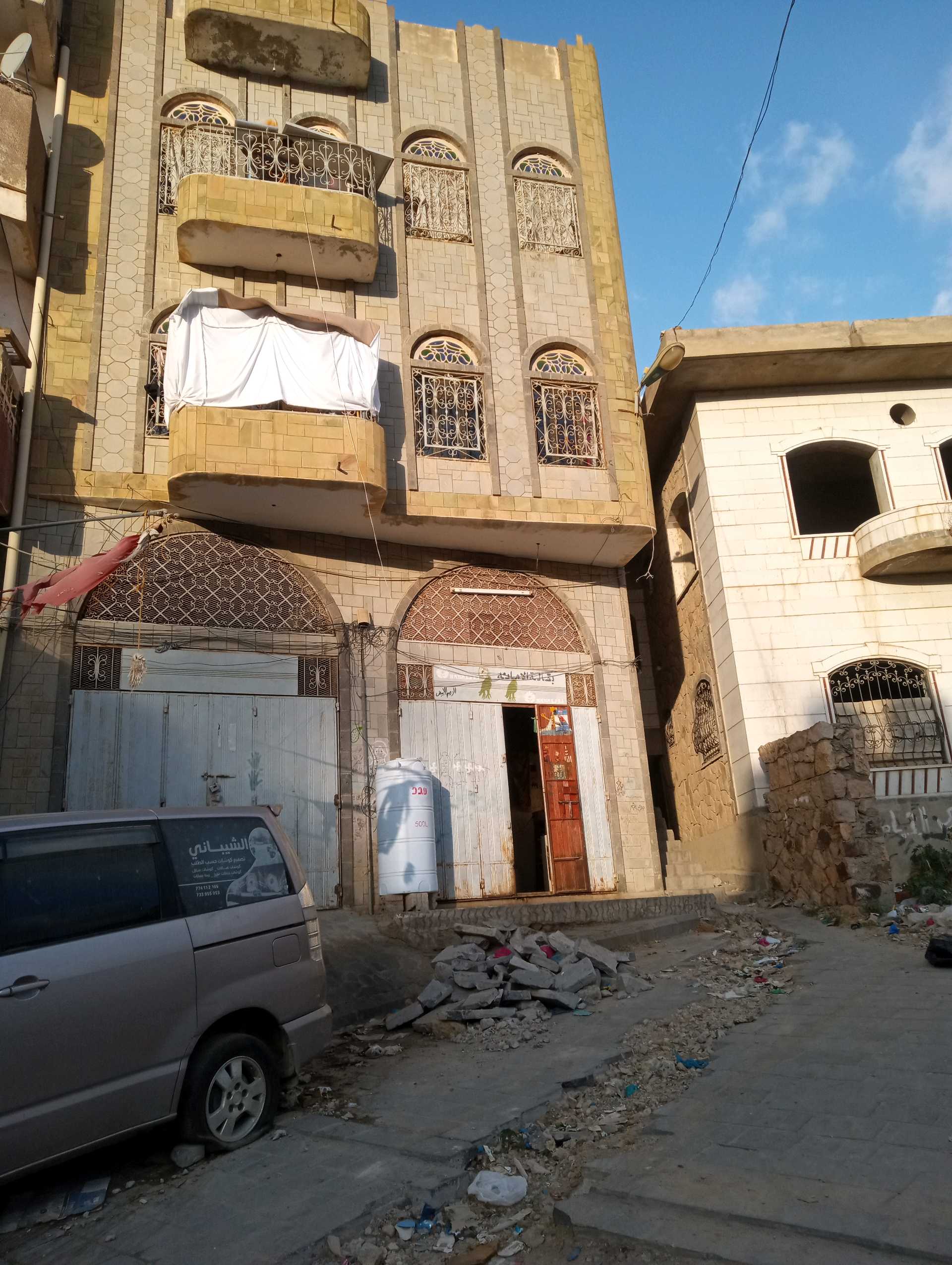 بيت ثلاثه دور